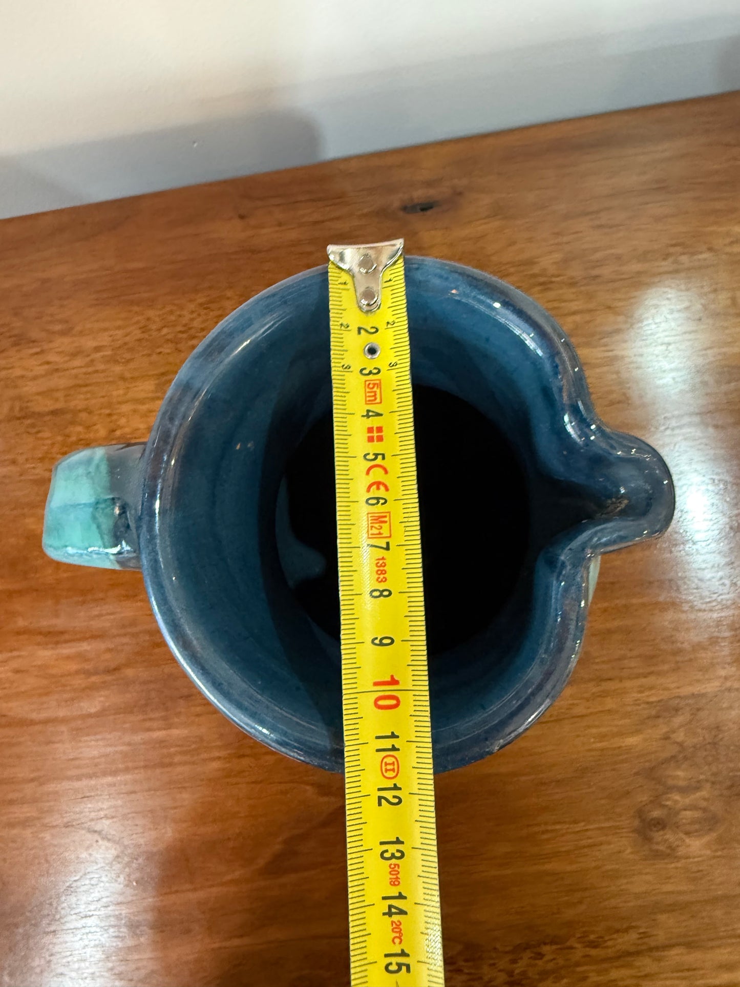 Pichet / Vase en céramique flammée signé – Décor marbré bleu et ocre – H. 24 cm