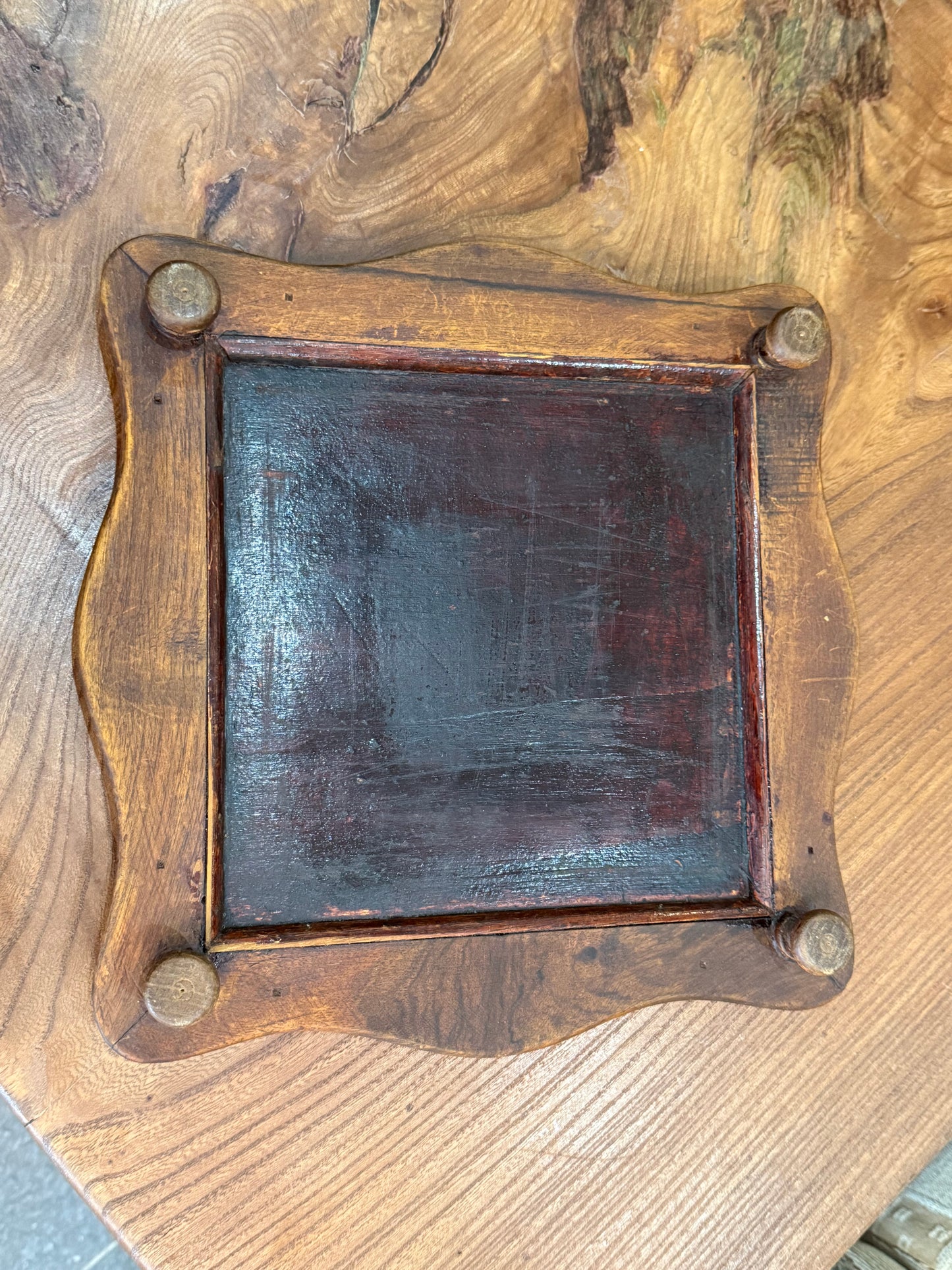 Dessous de plat ancien en faïence polychrome et bois sculpté – Décor pastoral