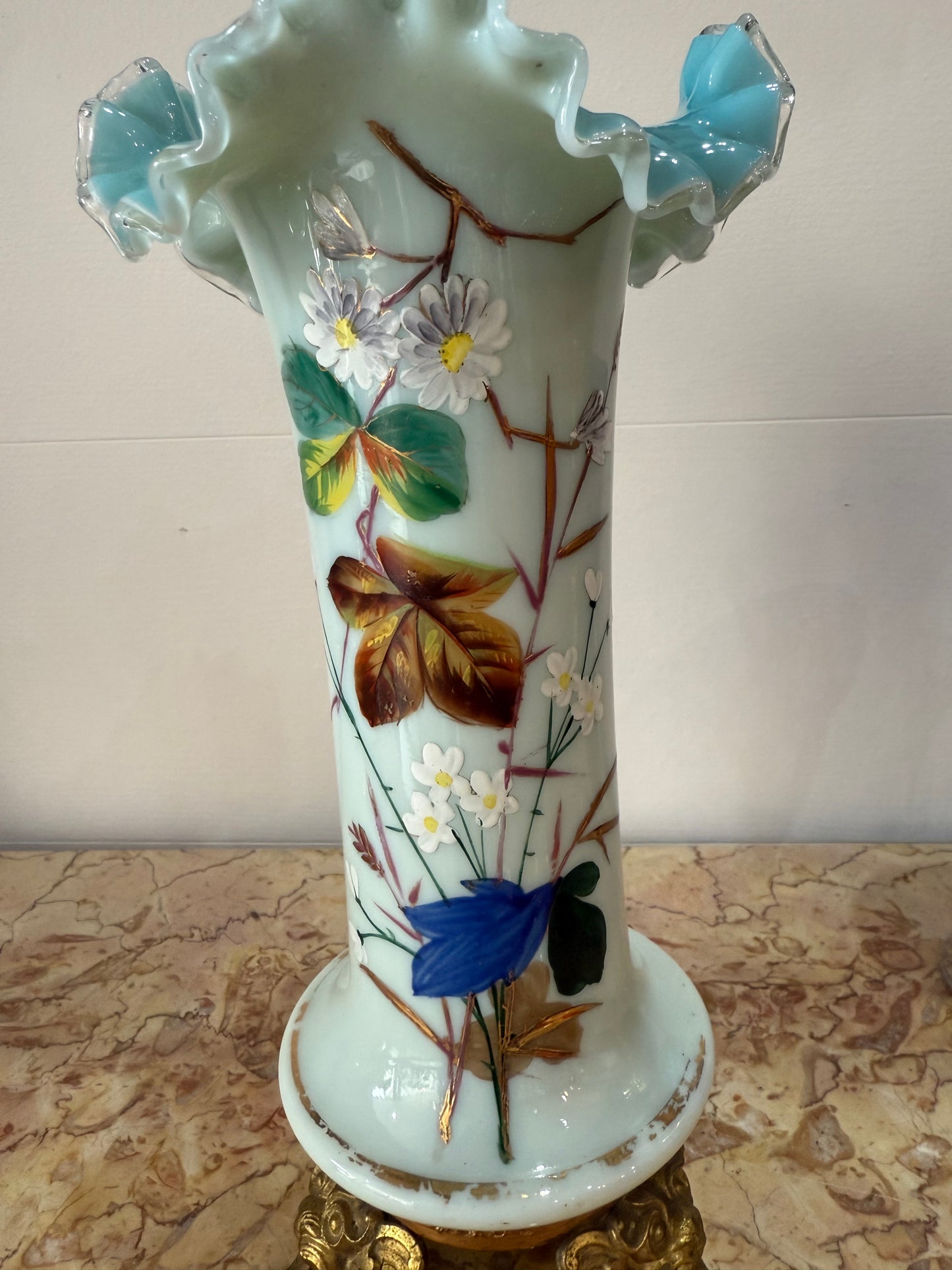 vase ancien en verre opalin peint à la main – Décor floral émaillé et base en bronze doré