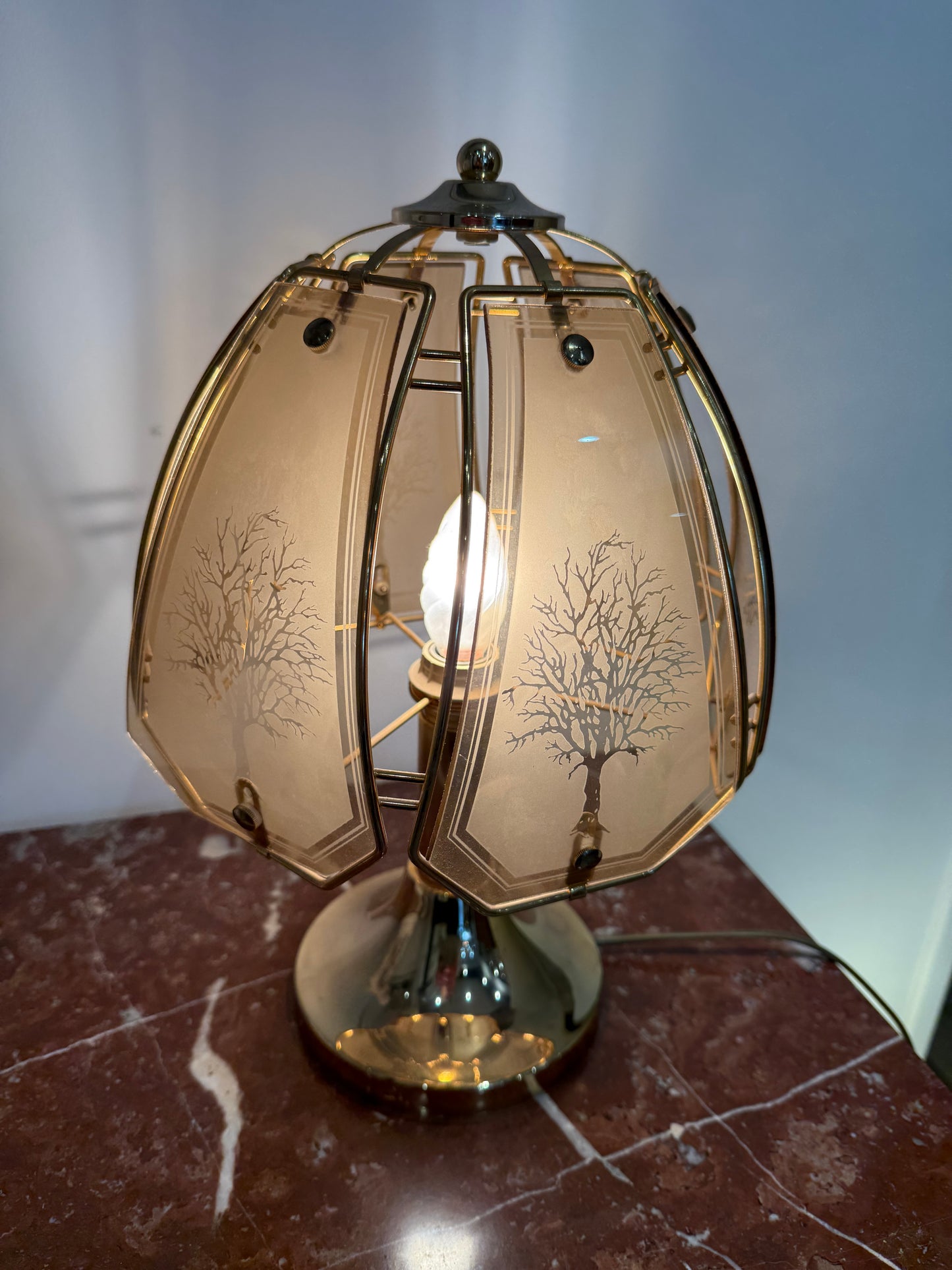 Lampe vintage en laiton et verre fumé gravé