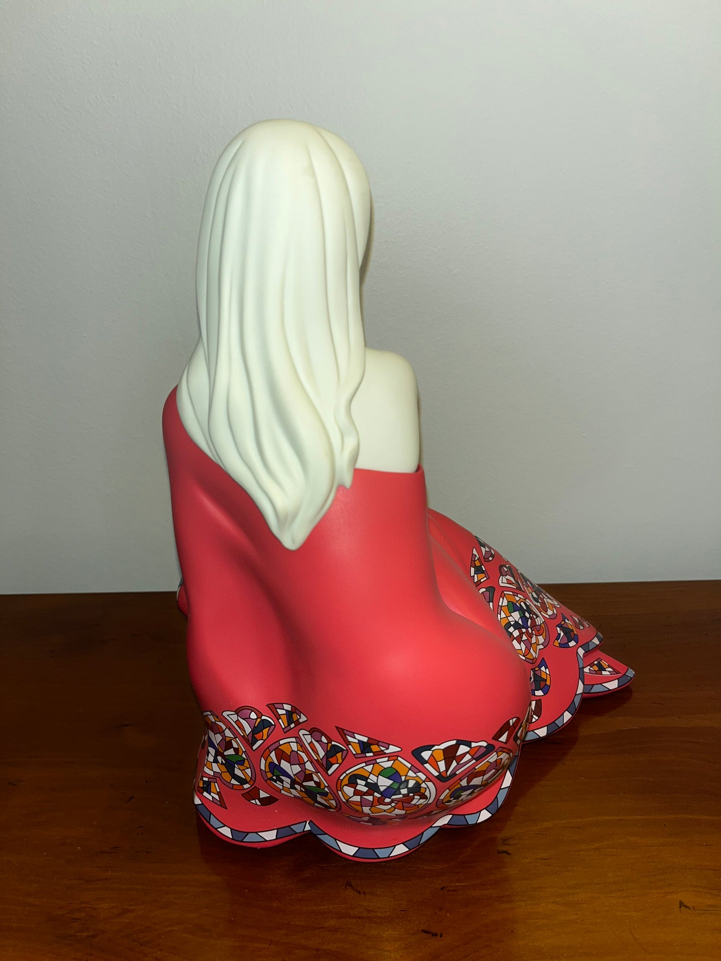 Femme serena rouge