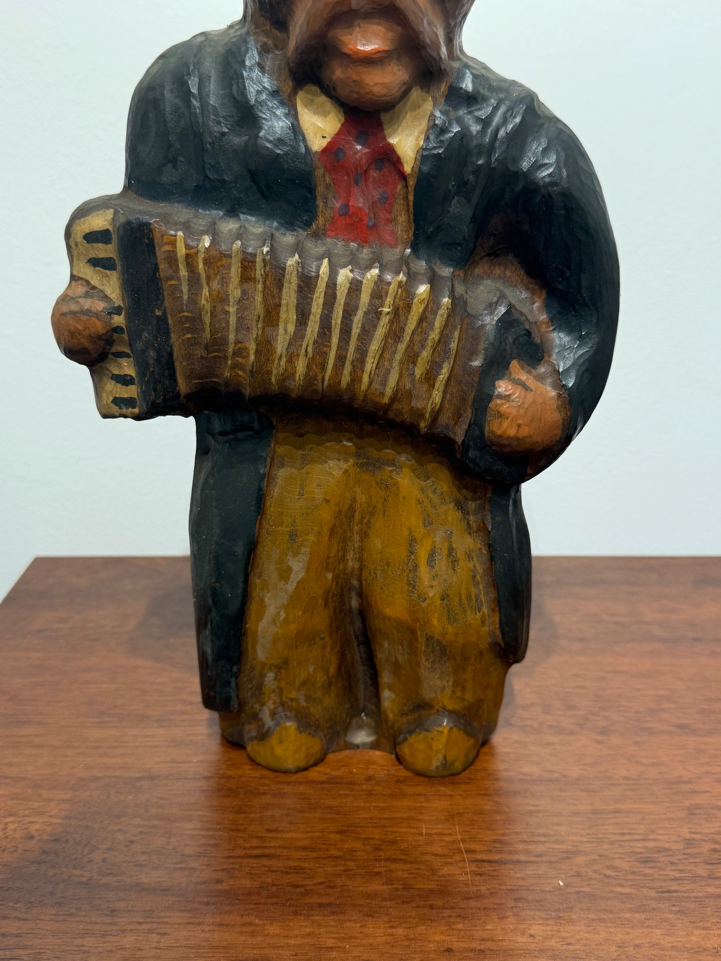 Sculpture en bois d’un musicien à l’accordéon – Art populaire vintage