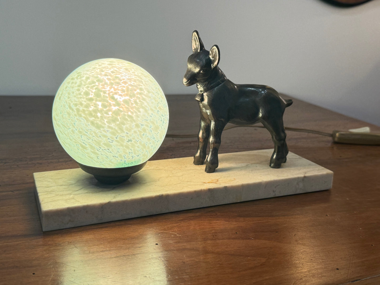 Lampe Art Déco “Faon” en régule et globe en verre – Socle en marbre