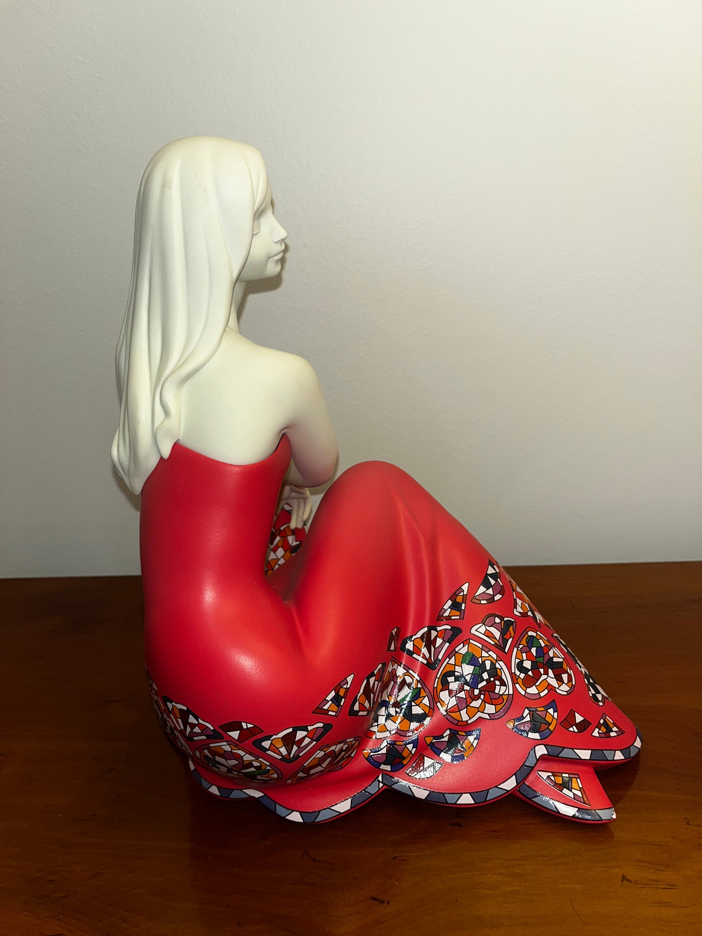 Femme serena rouge
