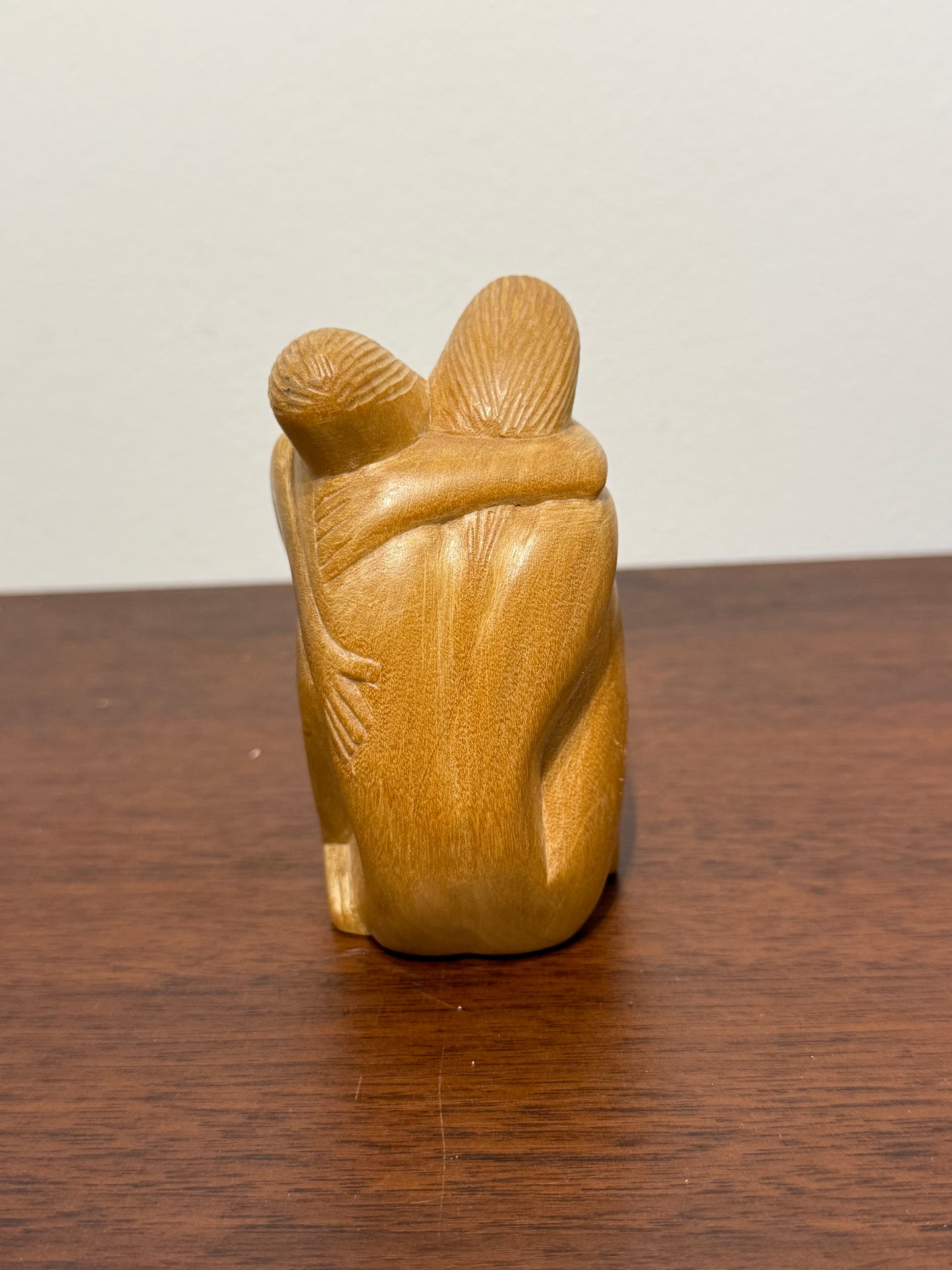 Sculpture “Le Câlin” – Art abstrait en bois sculpté