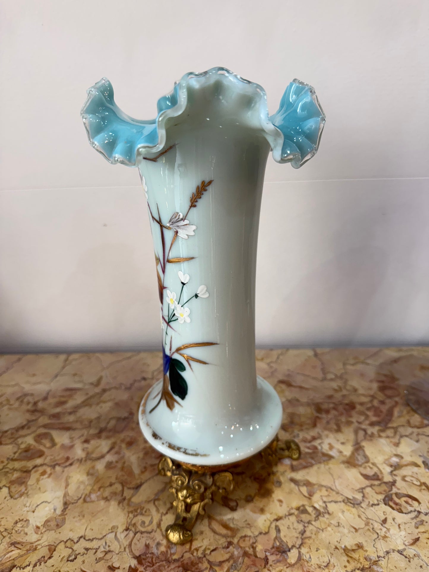 vase ancien en verre opalin peint à la main – Décor floral émaillé et base en bronze doré