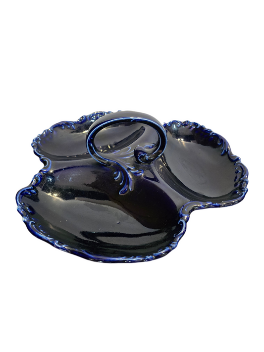 Plat compartimenté en céramique bleu cobalt à décor rocaille