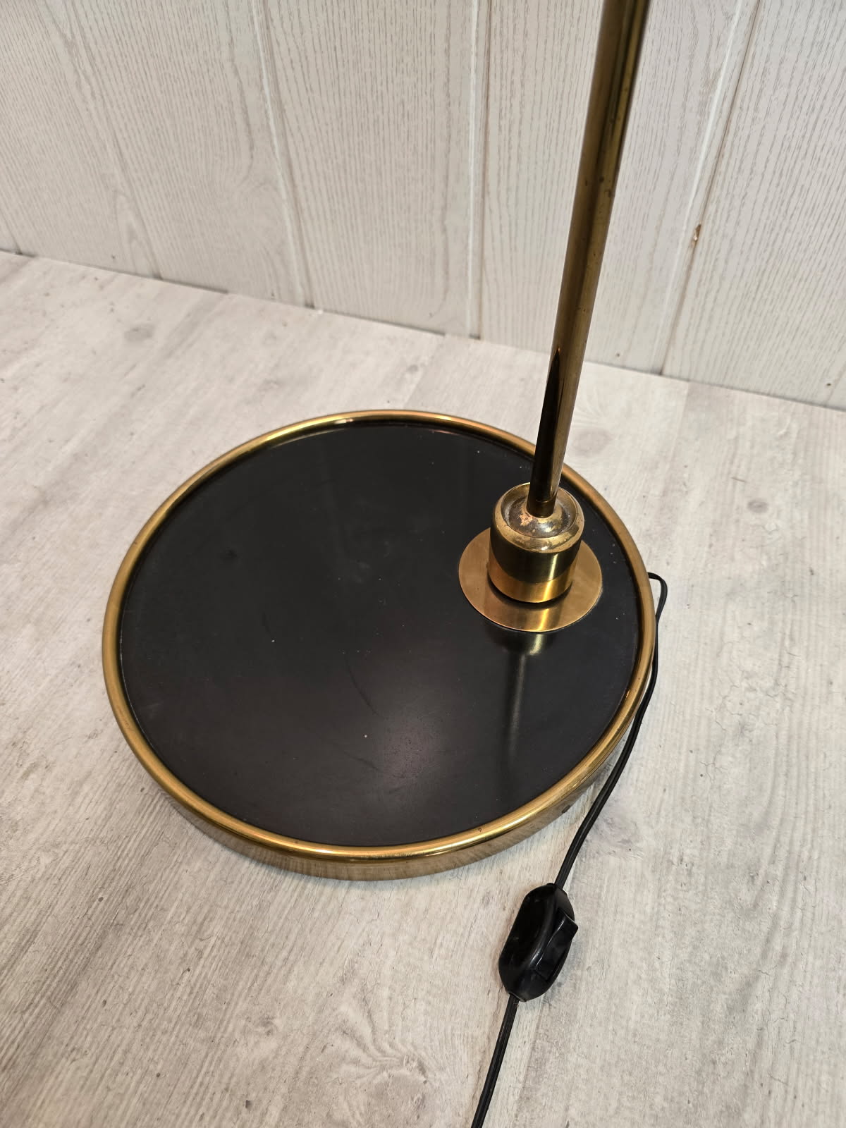 Lampadaire pendulaire Maison Lunel – Années 50 – Abat-jour en vessie de porc