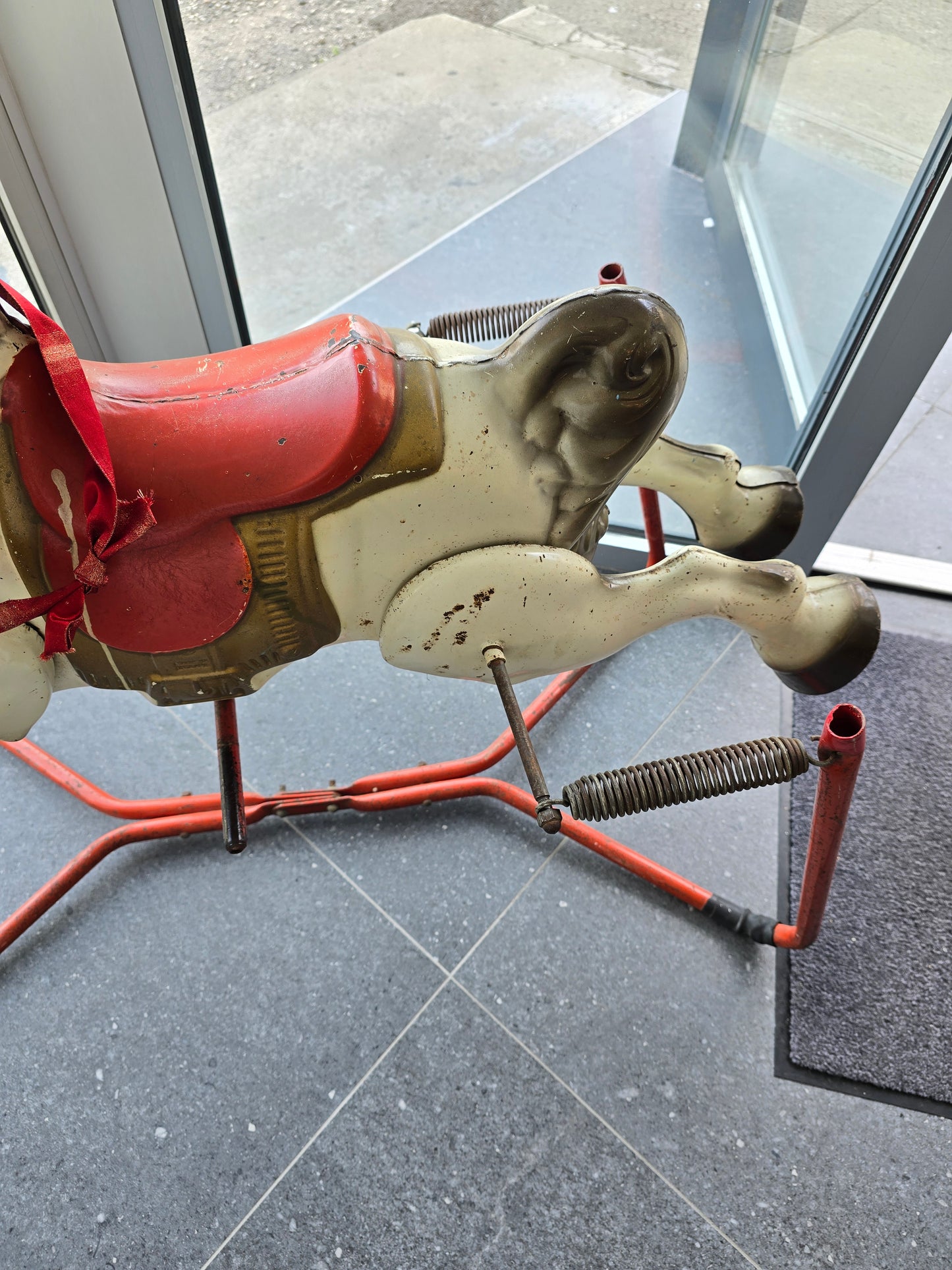 Cheval d’enfant à ressort vintage