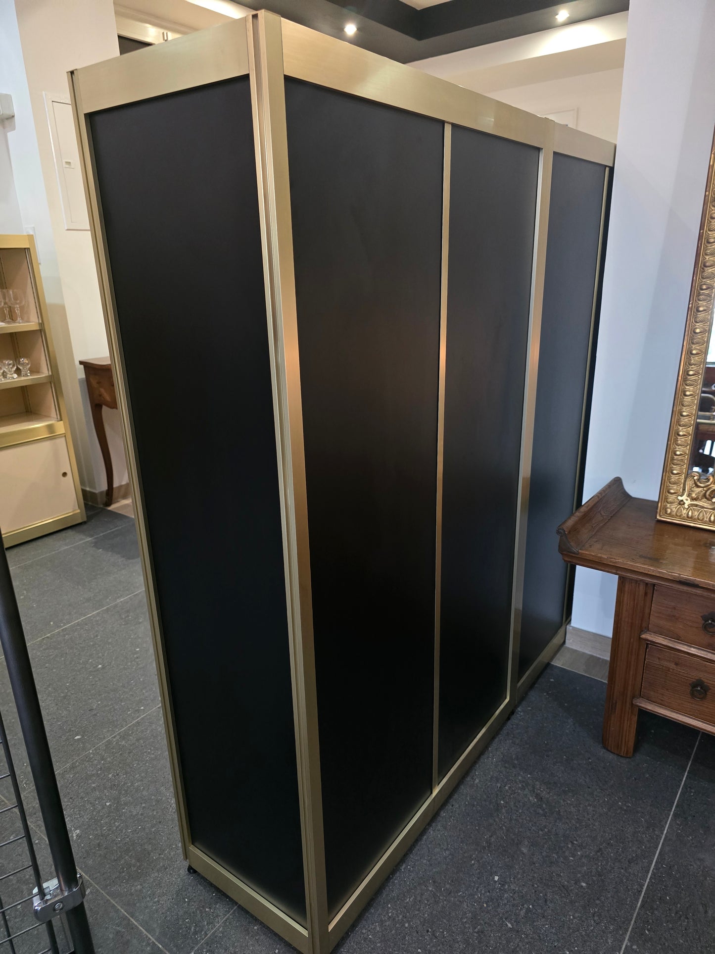 Meuble design années 70 noir et or