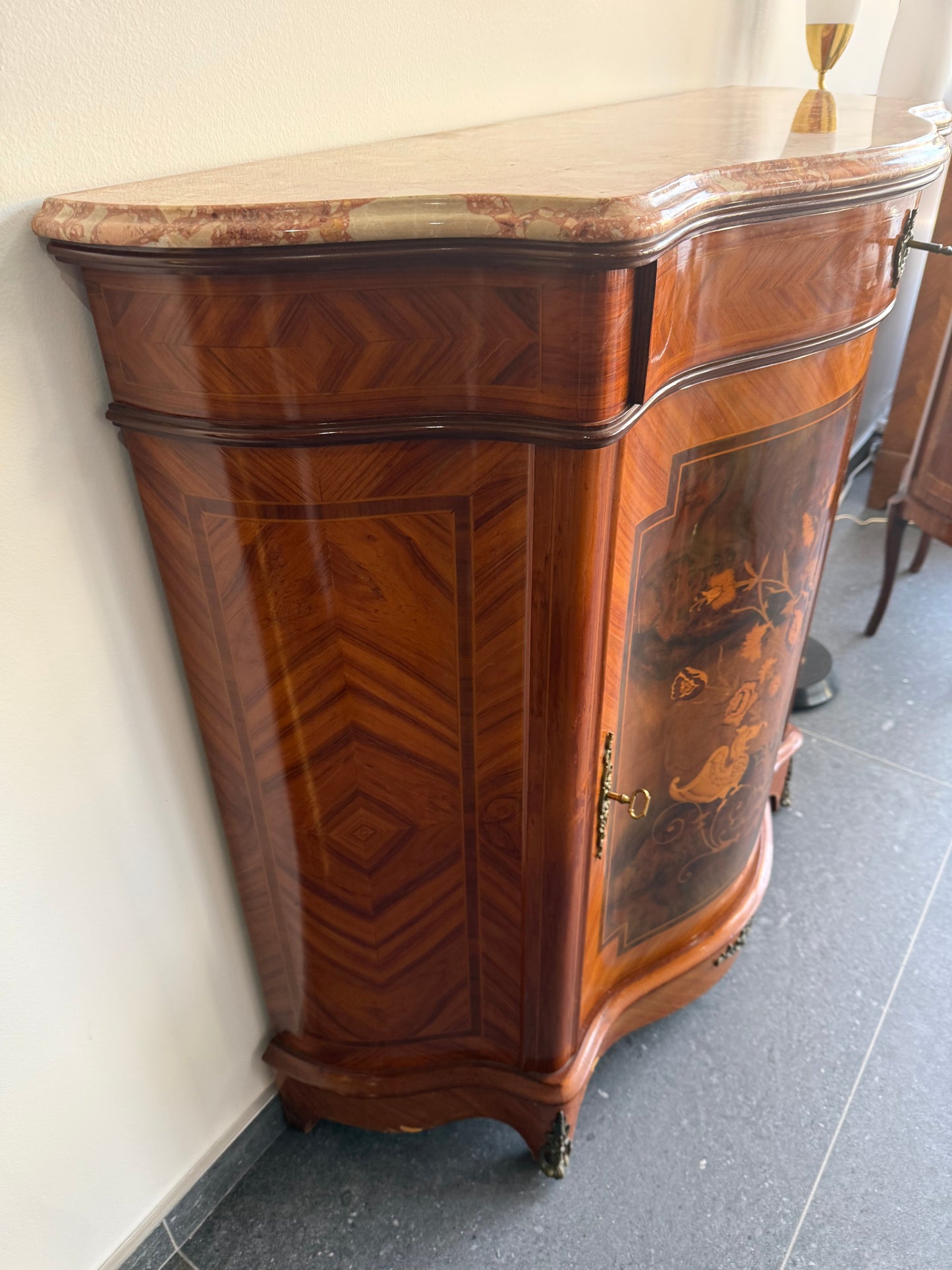 Meuble d’appui galbé en marqueterie florale – Style Louis XV, plateau marbre