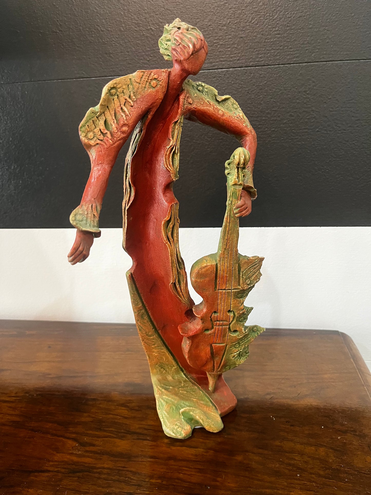 Statuette violoniste en terre cuite signé