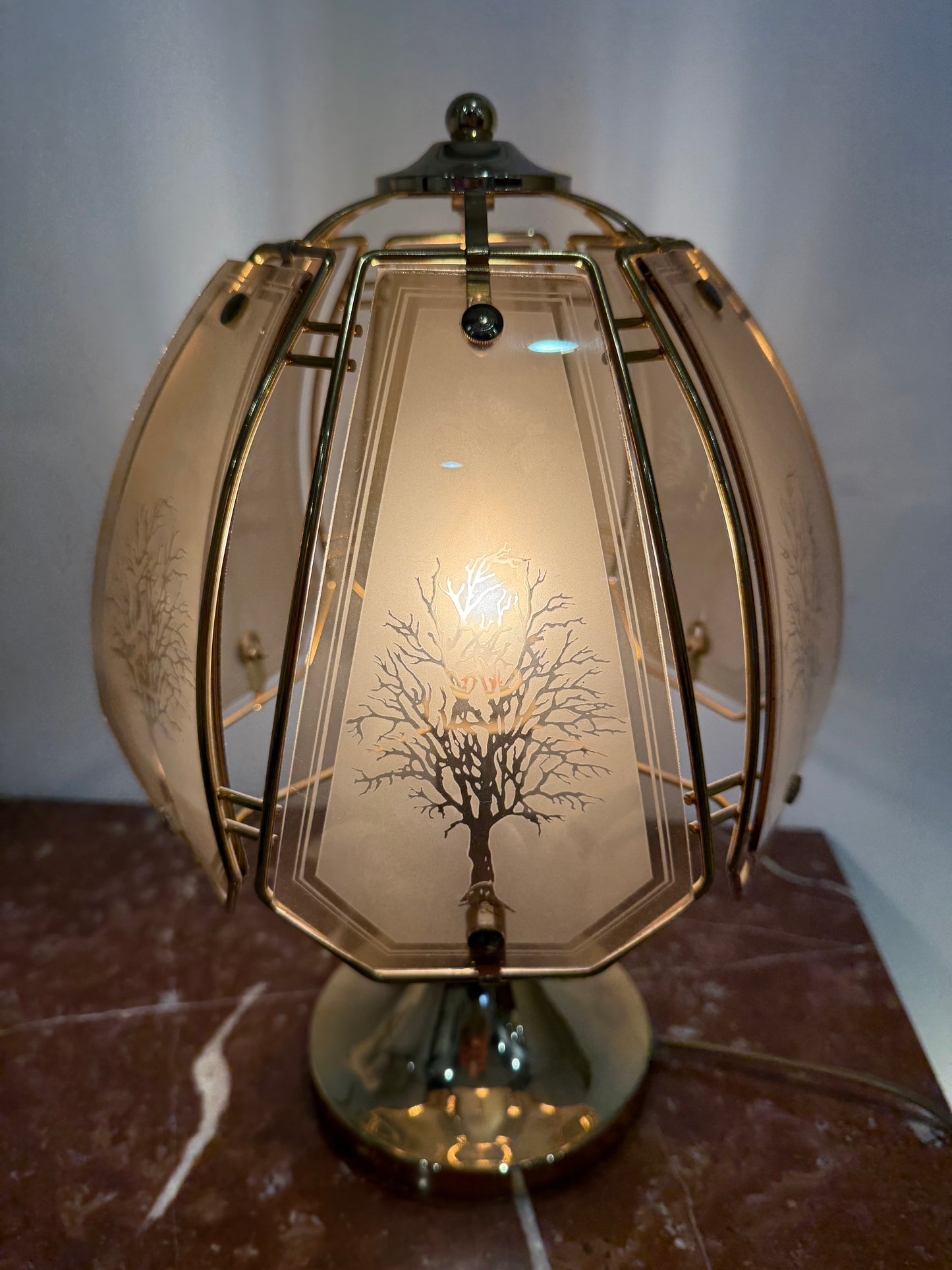 Lampe vintage en laiton et verre fumé gravé
