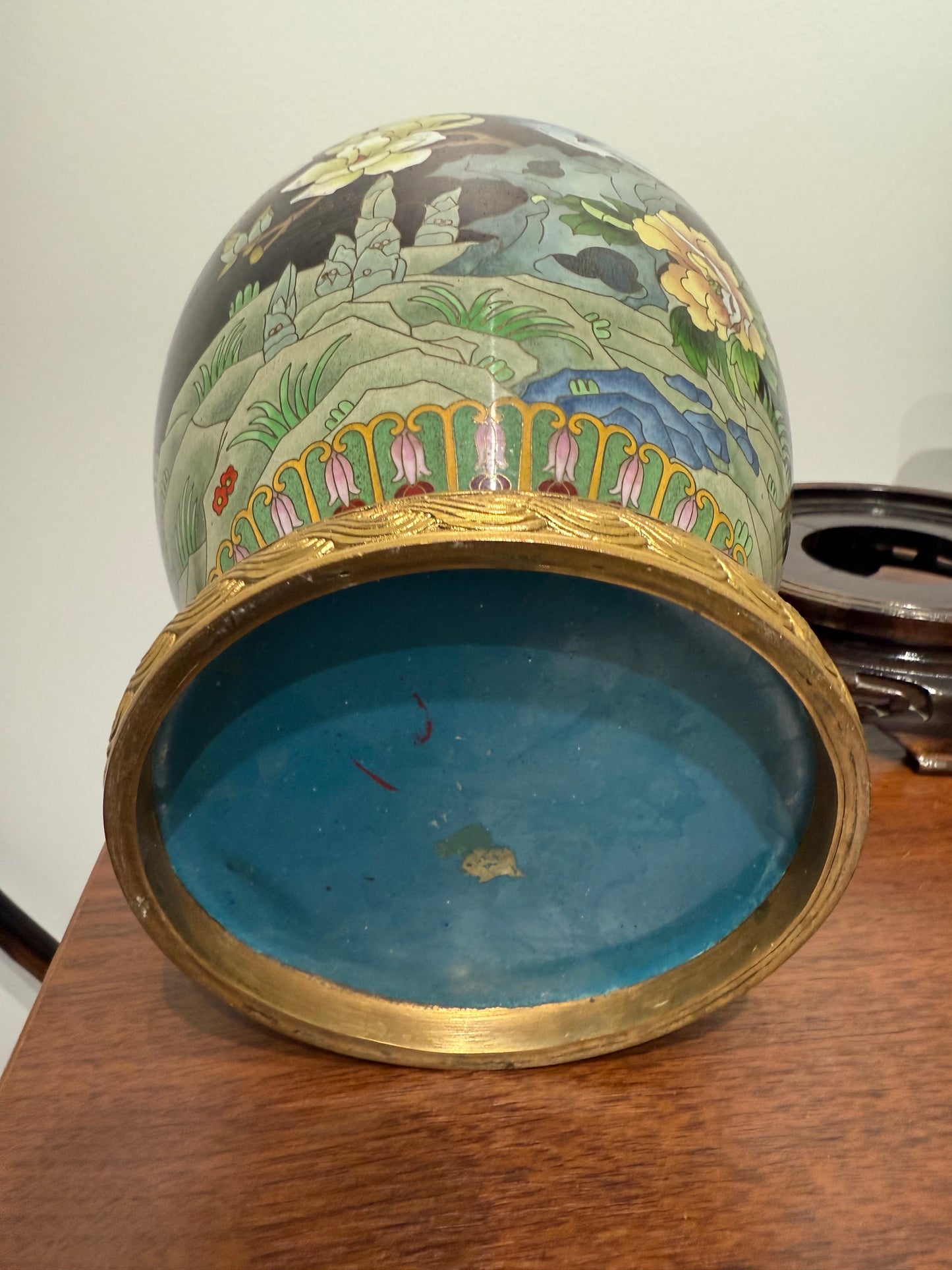 Vase cloisonné chinois sur socle en bois sculpté