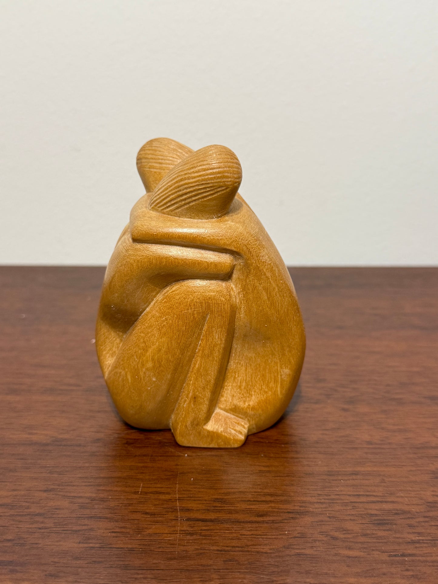 Sculpture “Le Câlin” – Art abstrait en bois sculpté