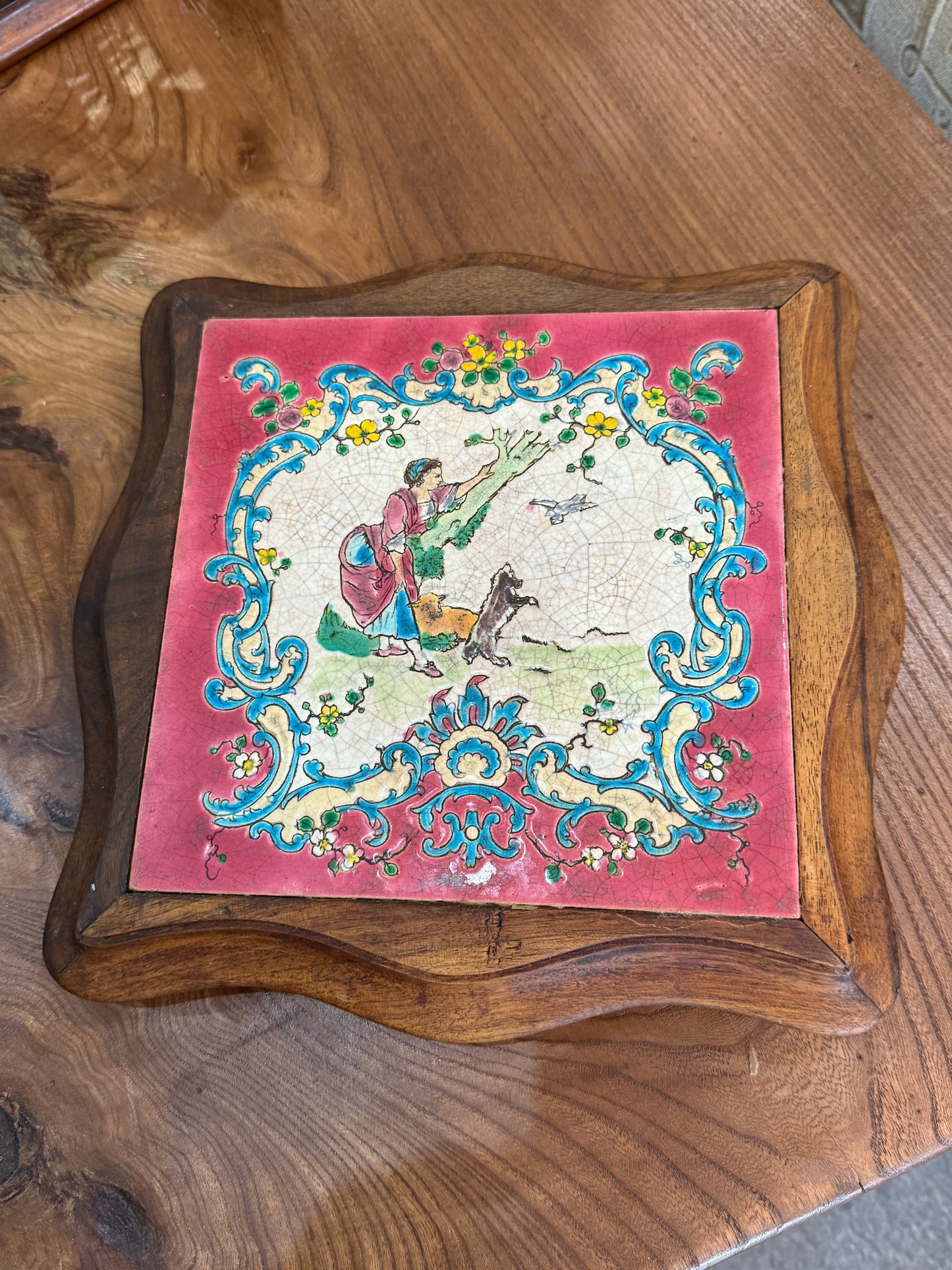 Dessous de plat ancien en faïence polychrome et bois sculpté – Décor pastoral