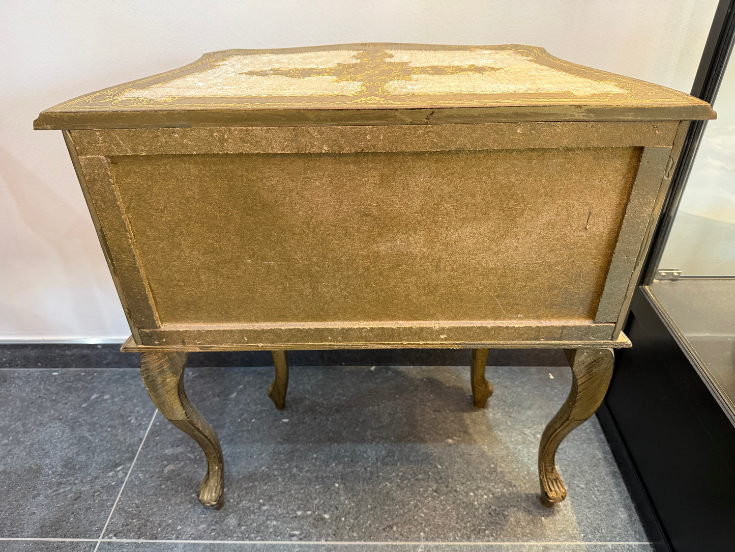 Petite commode galbée de style Louis XV en bois doré – 3 tiroirs