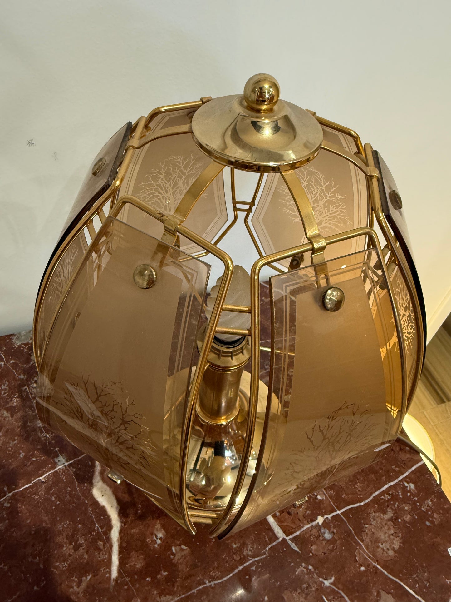 Lampe vintage en laiton et verre fumé gravé