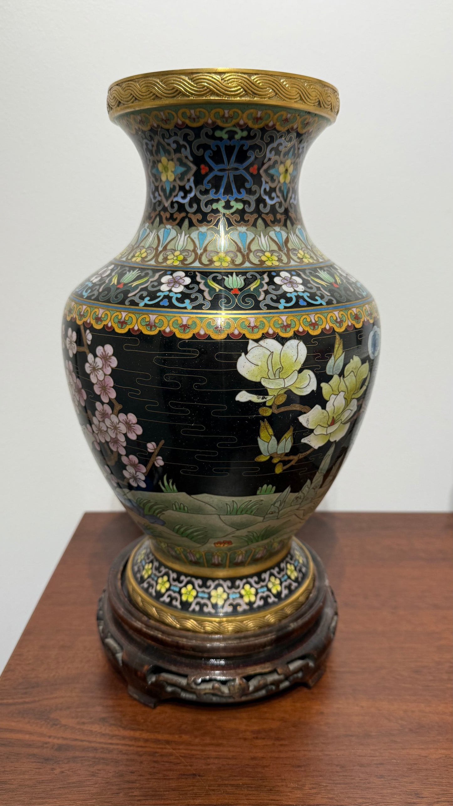Vase cloisonné chinois sur socle en bois sculpté