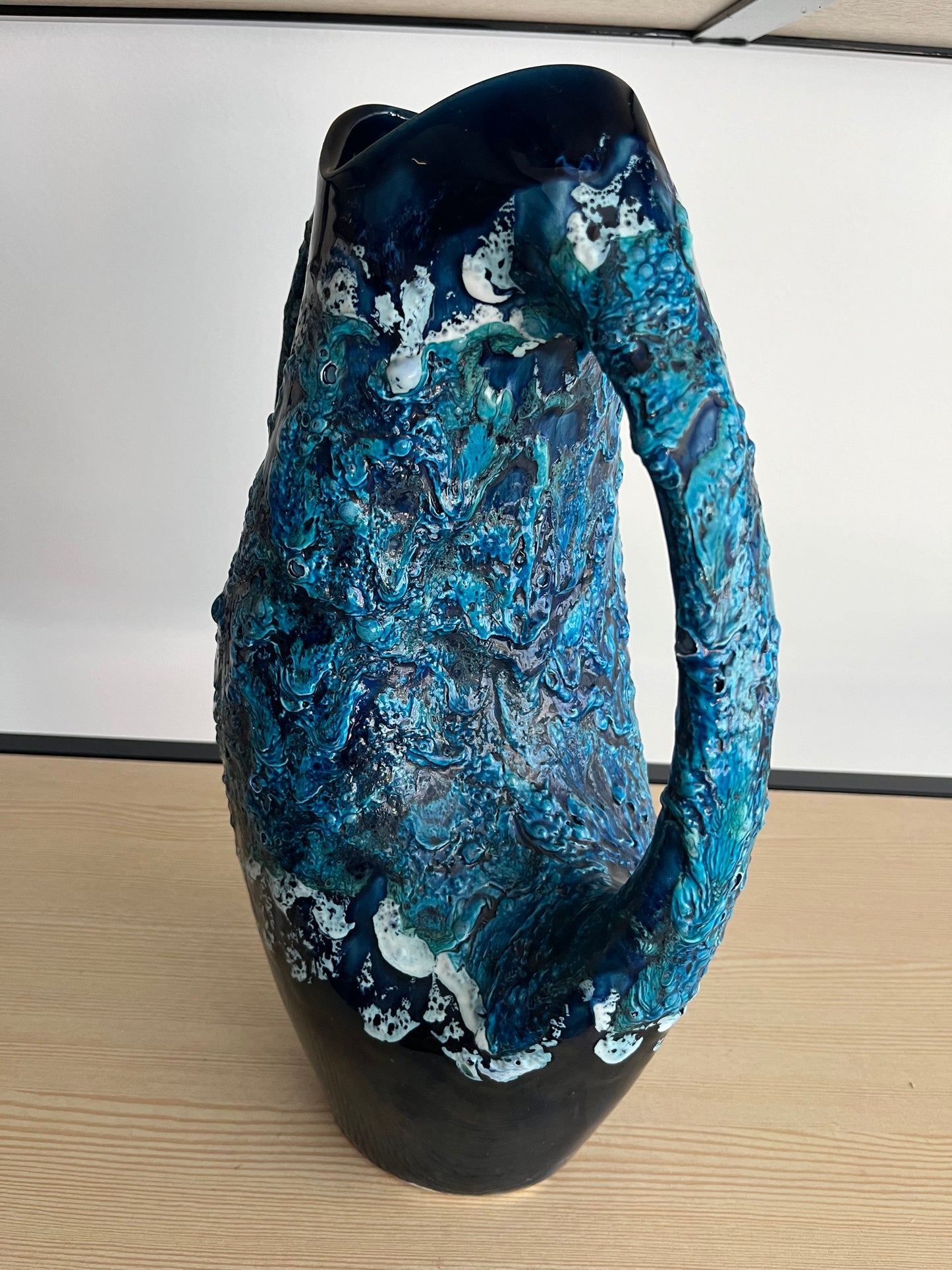 Vase Vallauris vintage bleu nuit