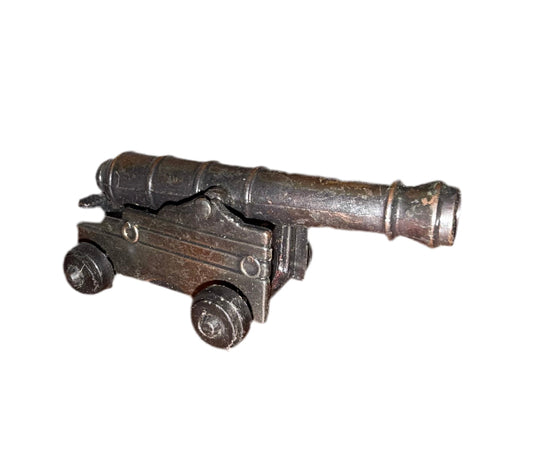 Taille-crayon en forme de canon ancien – Métal patiné