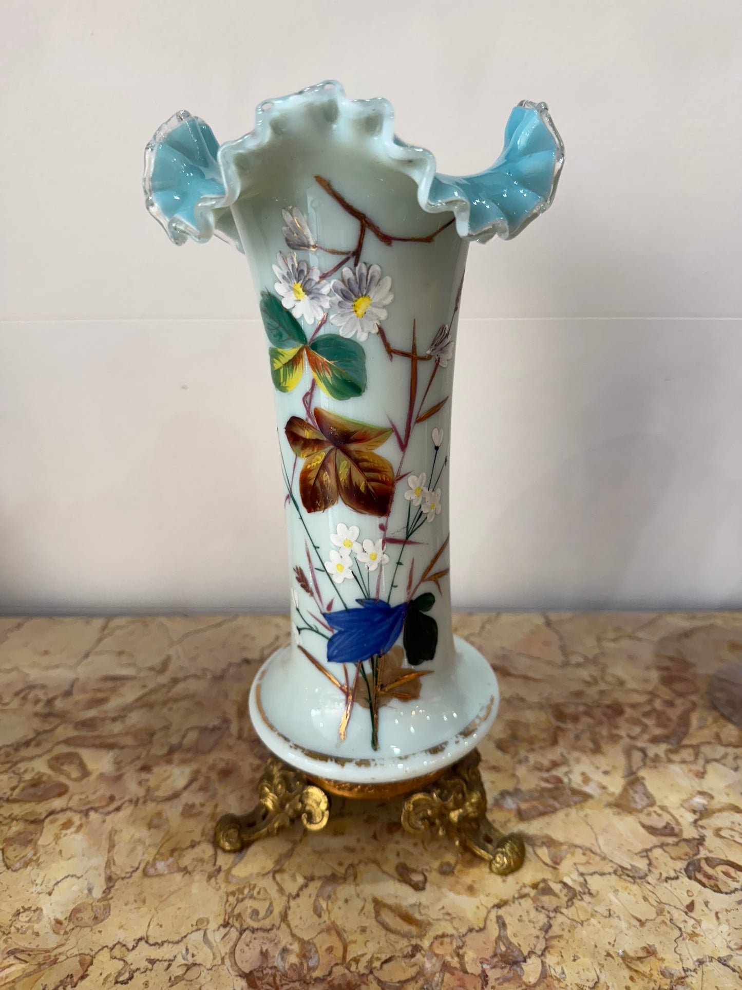 vase ancien en verre opalin peint à la main – Décor floral émaillé et base en bronze doré