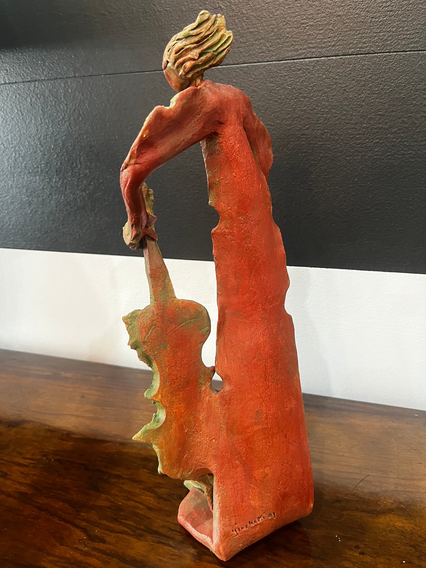 Statuette violoniste en terre cuite signé