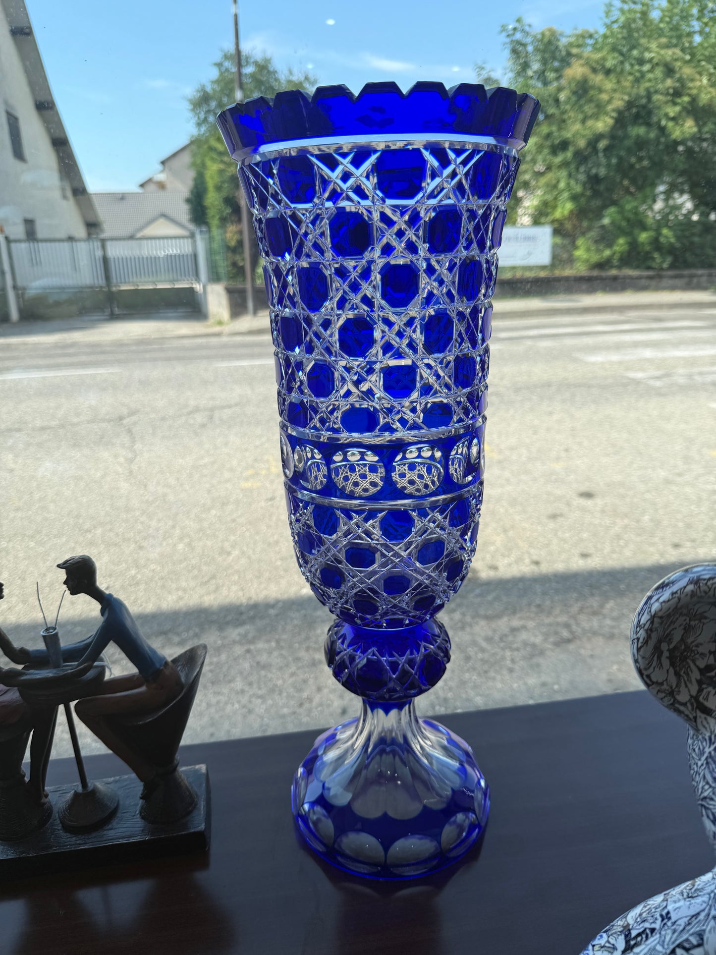 Vase en cristal taillé bleu cobalt “Les Grands Ducs” – Grand modèle sur pied