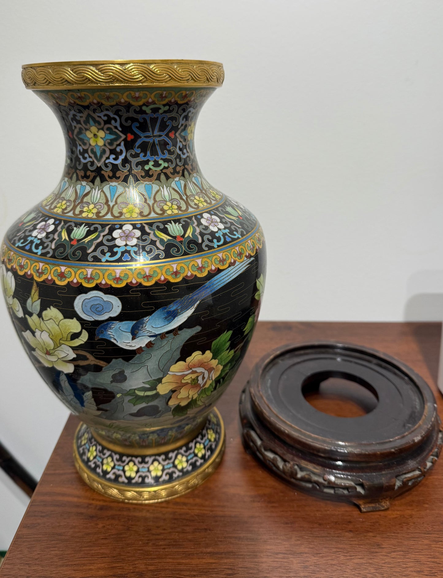 Vase cloisonné chinois sur socle en bois sculpté