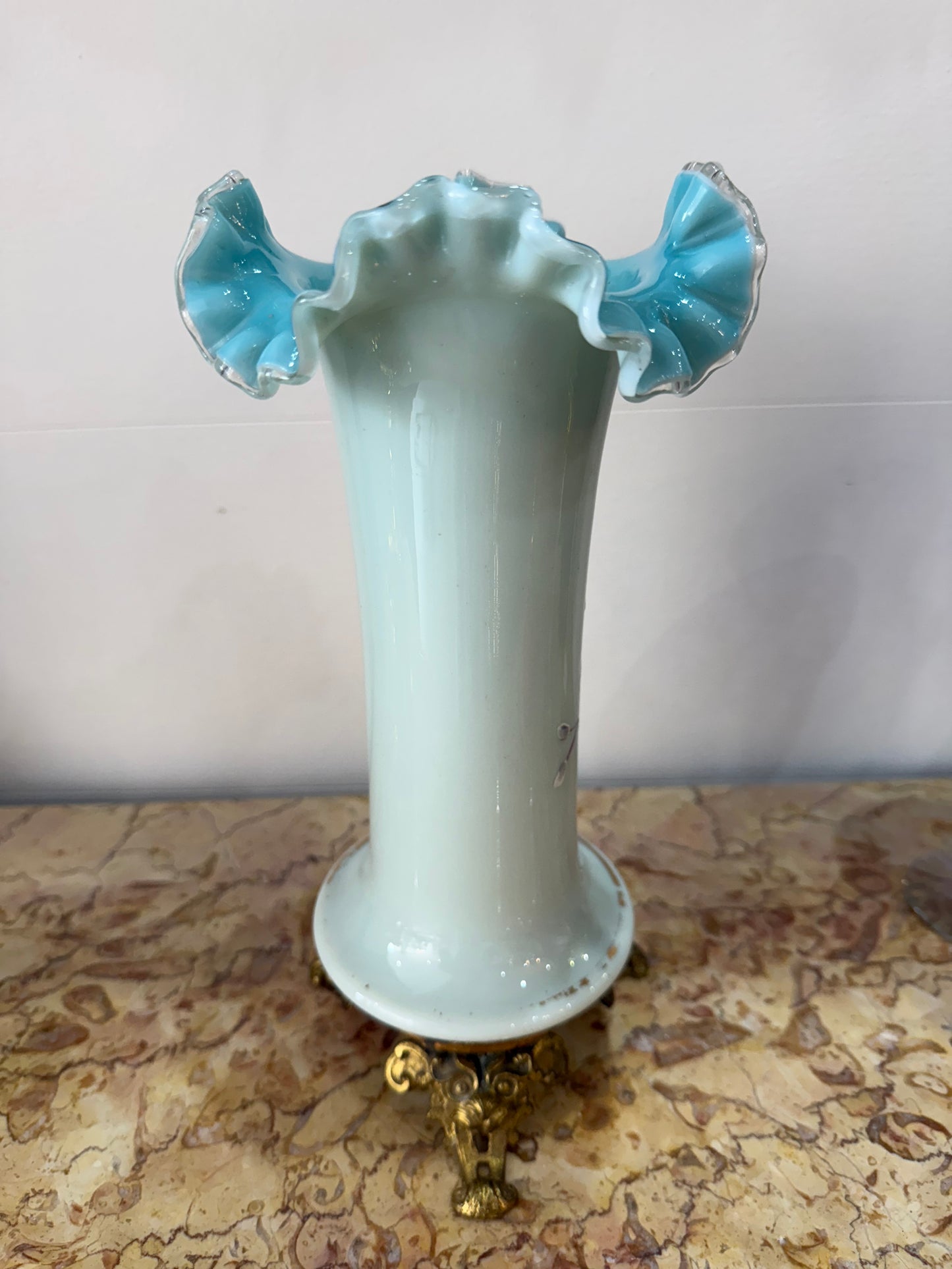 vase ancien en verre opalin peint à la main – Décor floral émaillé et base en bronze doré