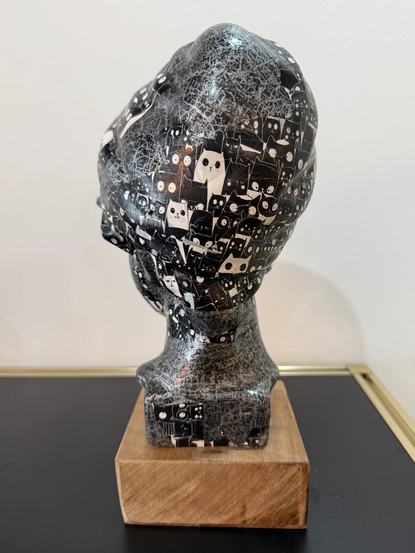 Buste en céramique, graphique motif chat noir papier coller