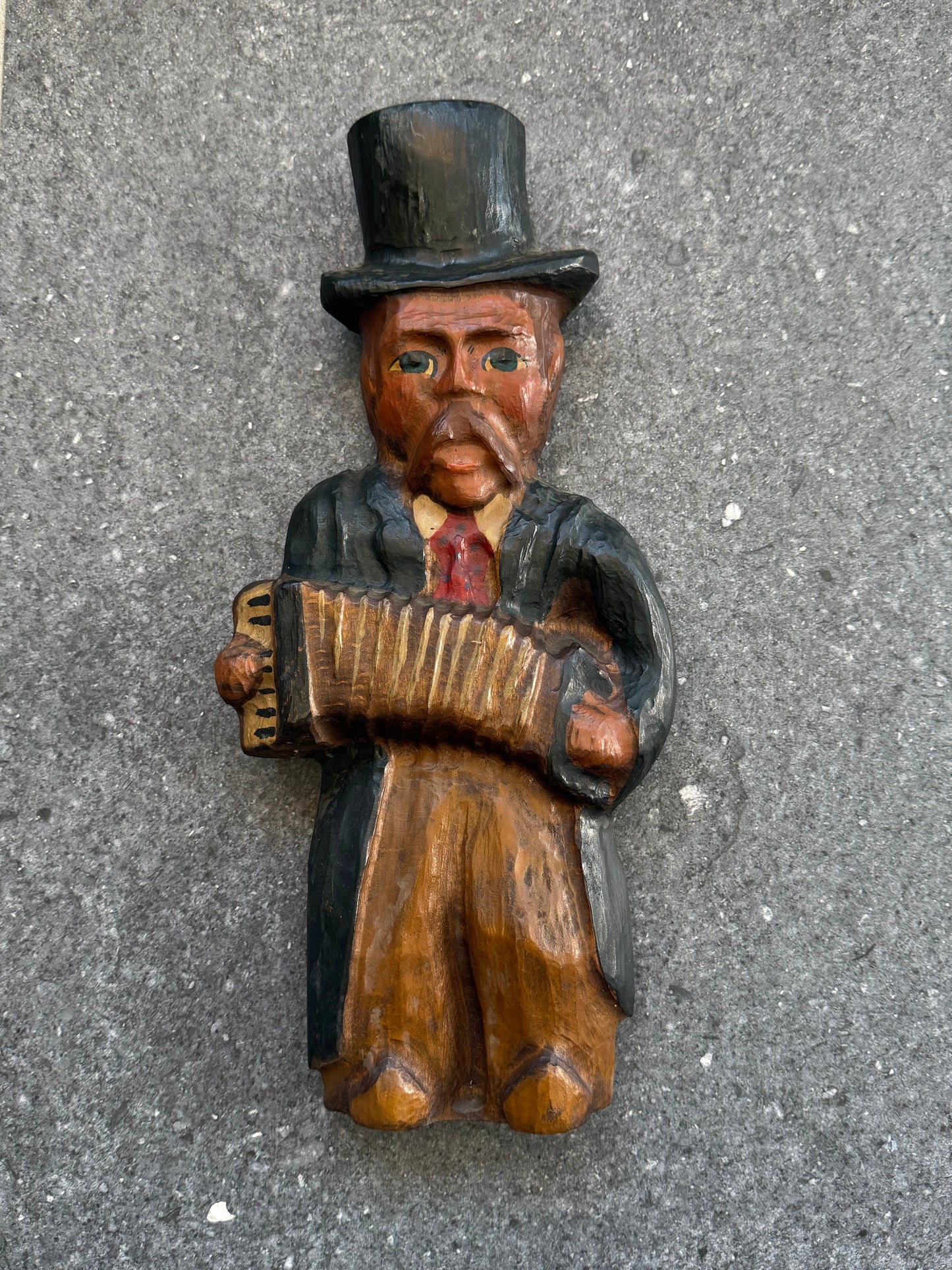 Sculpture en bois d’un musicien à l’accordéon – Art populaire vintage