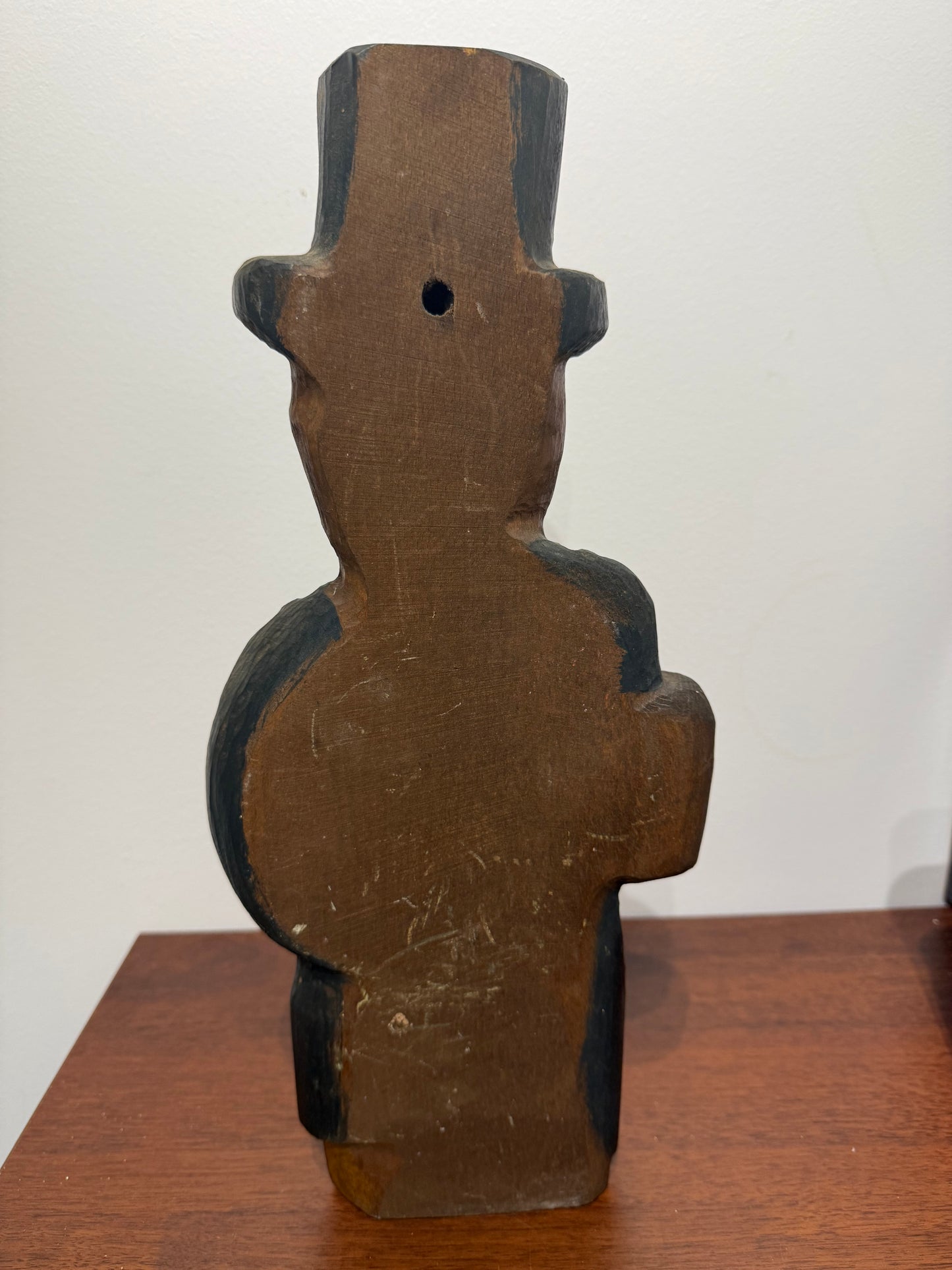 Sculpture en bois d’un musicien à l’accordéon – Art populaire vintage