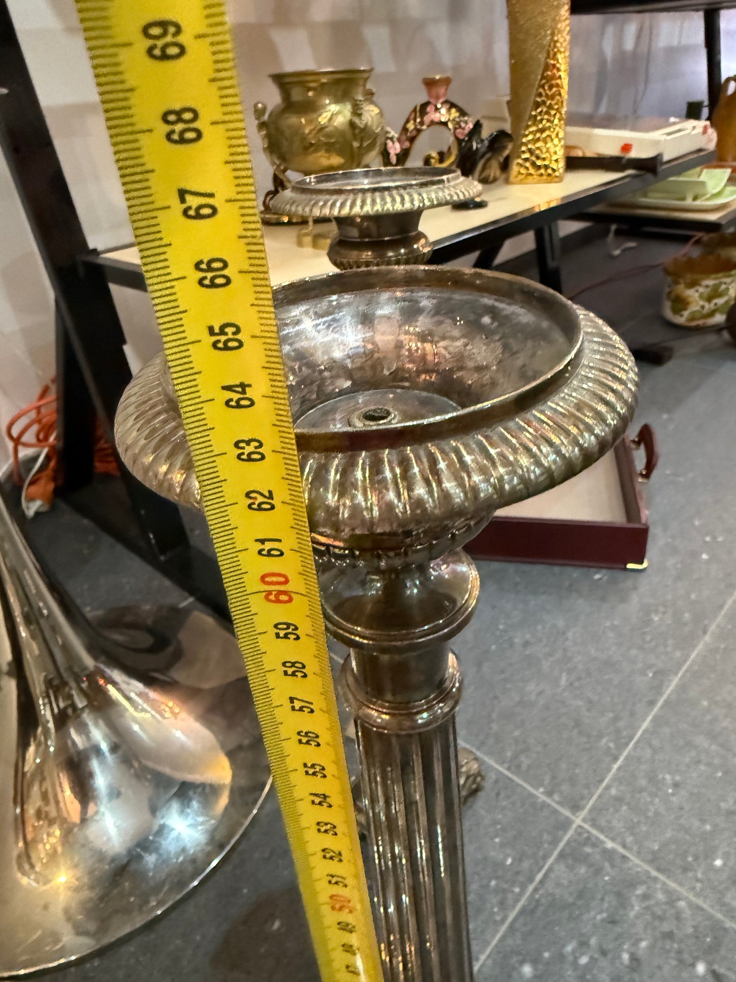 Paire de grands bougeoirs en métal argenté – Style classique – XXe siècle