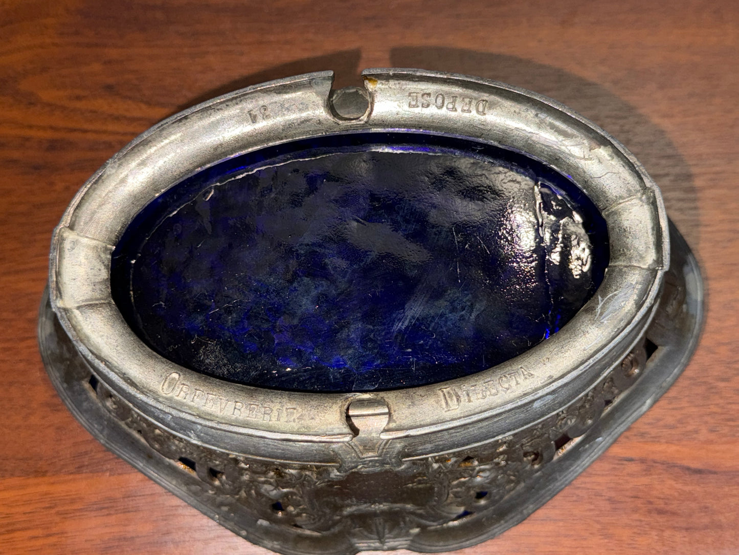 Coupe ancienne en verre bleu cobalt et monture en métal – Orfèvrerie Dilecta
