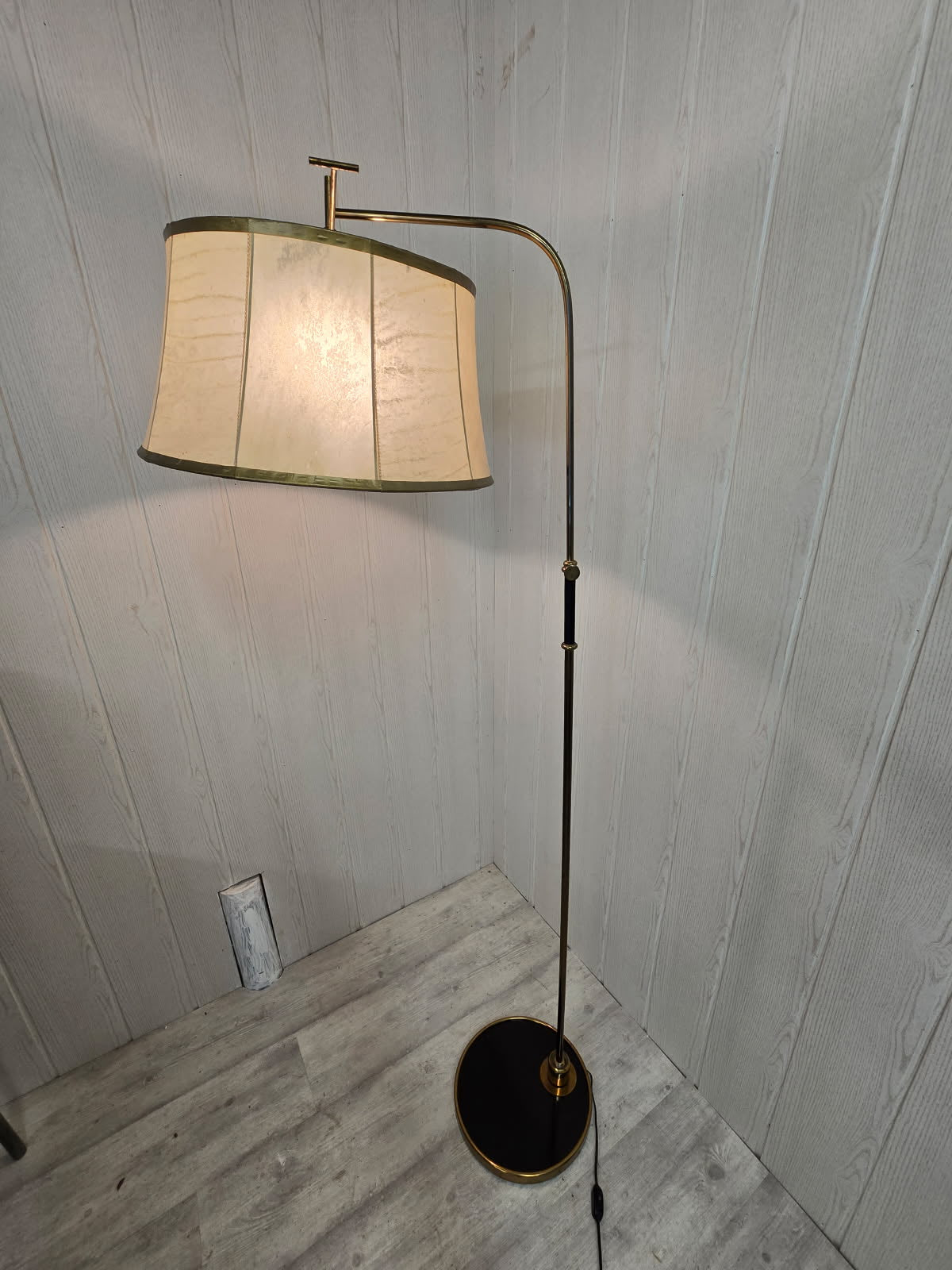 Lampadaire pendulaire Maison Lunel – Années 50 – Abat-jour en vessie de porc