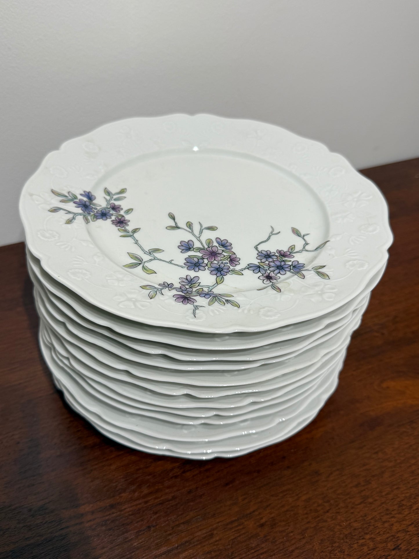 Ensemble 12 assiettes en porcelaine de Sologne – Lamotte, France