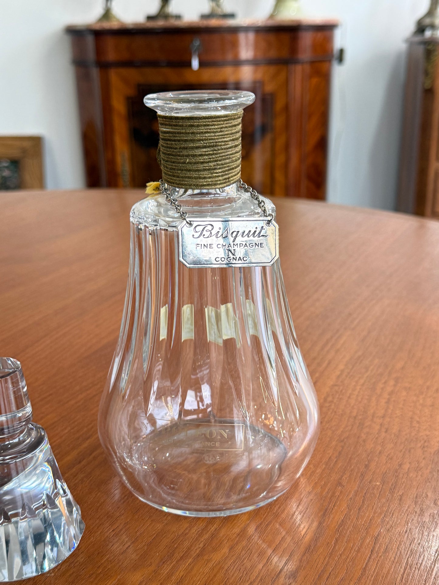 Carafe en cristal Baccarat pour Cognac Bisquit Fine Champagne – 26 cm – Modèle à côtes verticales