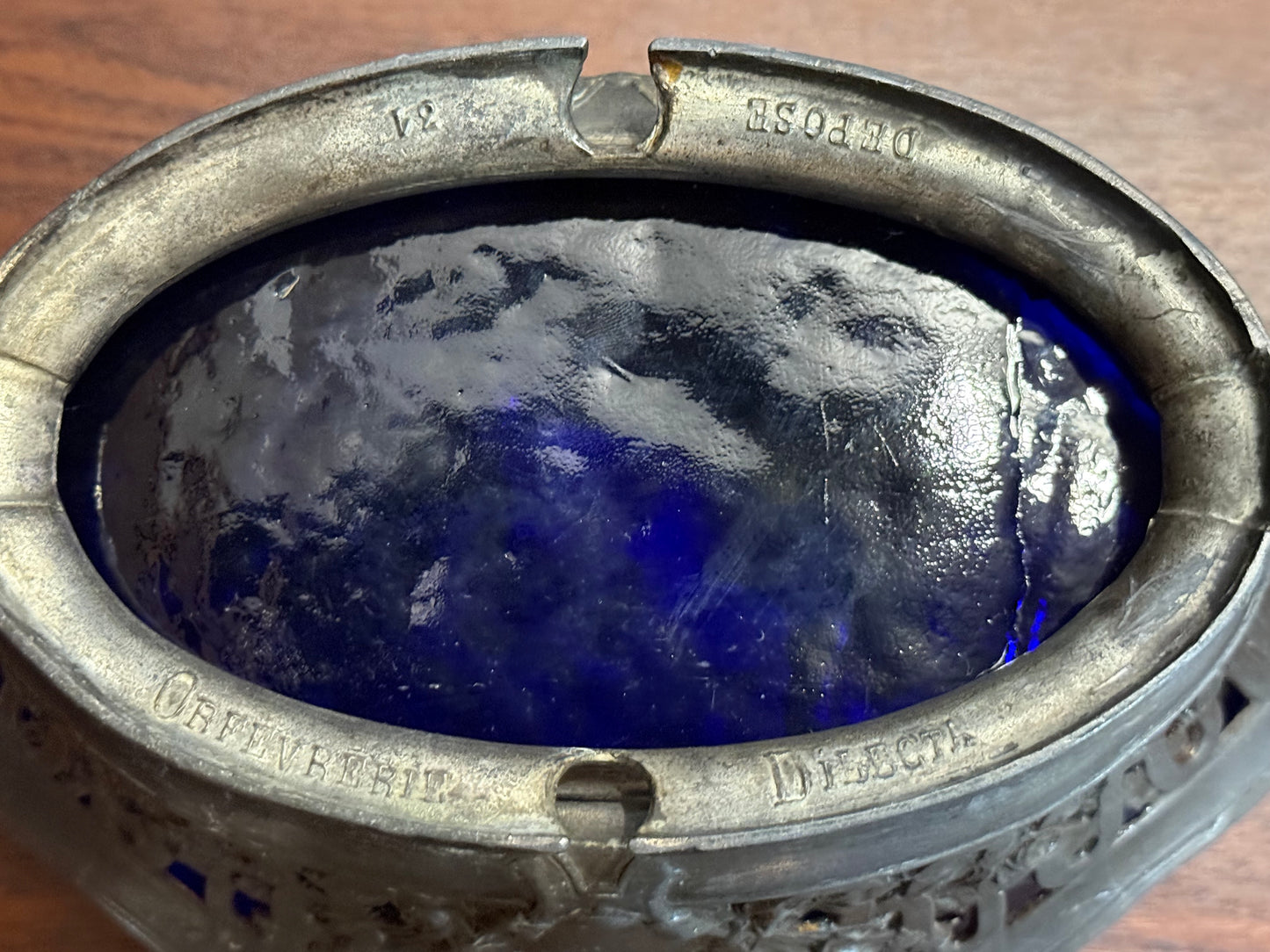 Coupe ancienne en verre bleu cobalt et monture en métal – Orfèvrerie Dilecta