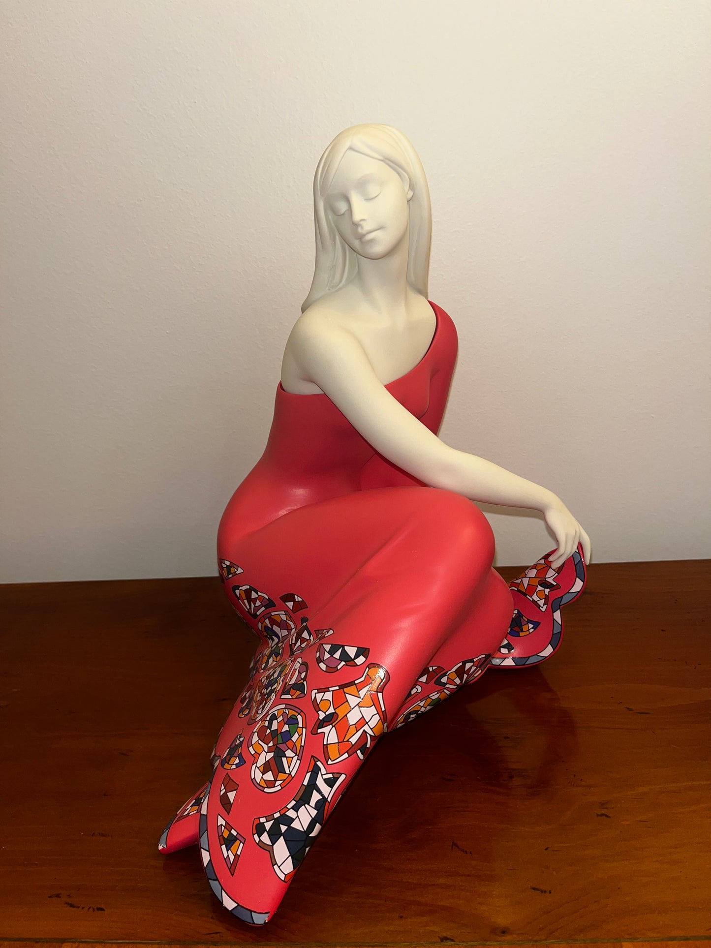 Femme serena rouge