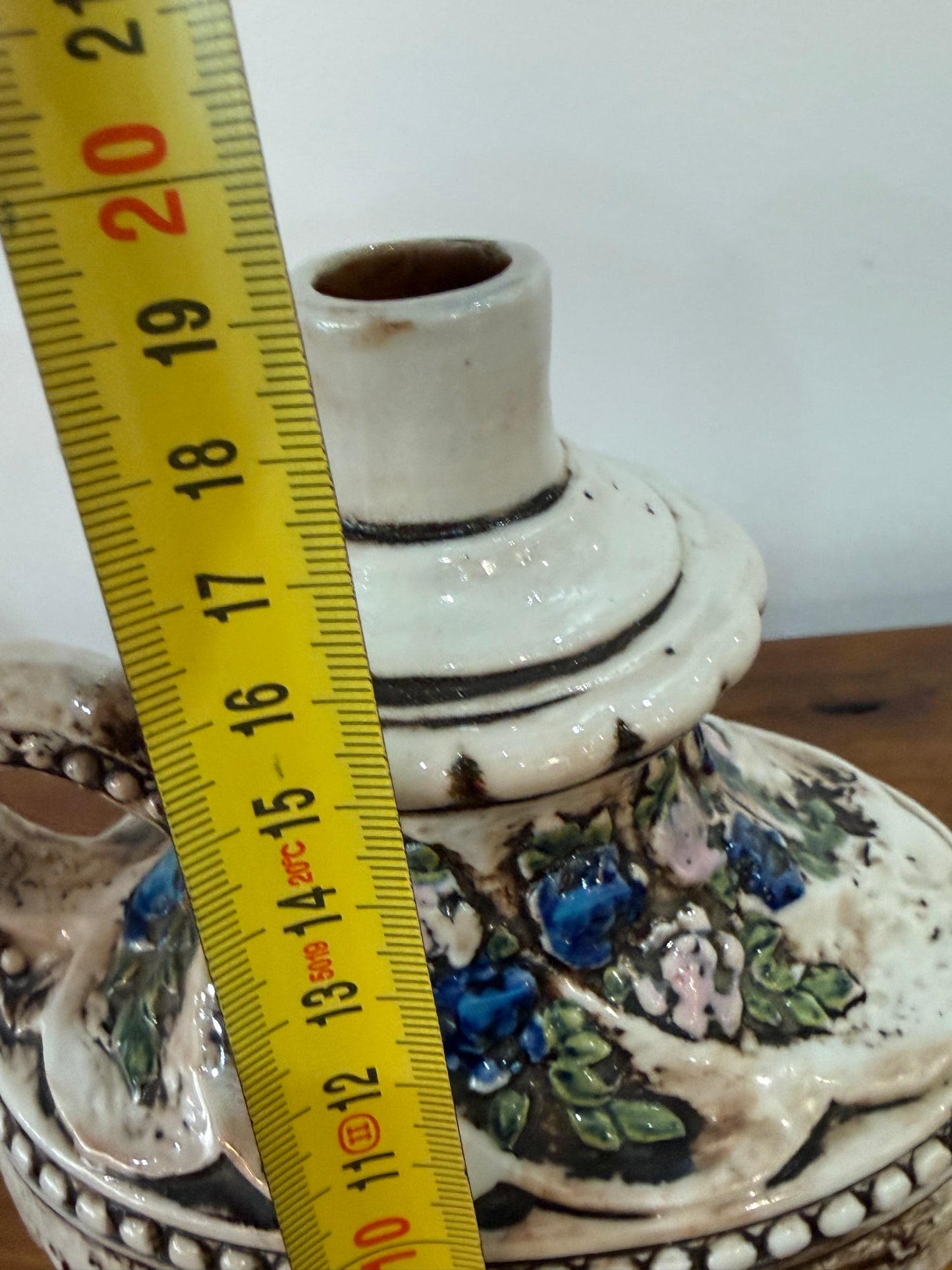 Vase / aiguière en céramique barbotine à décor angelot et fleurs en relief – Cachet sous base – H. 19 cm