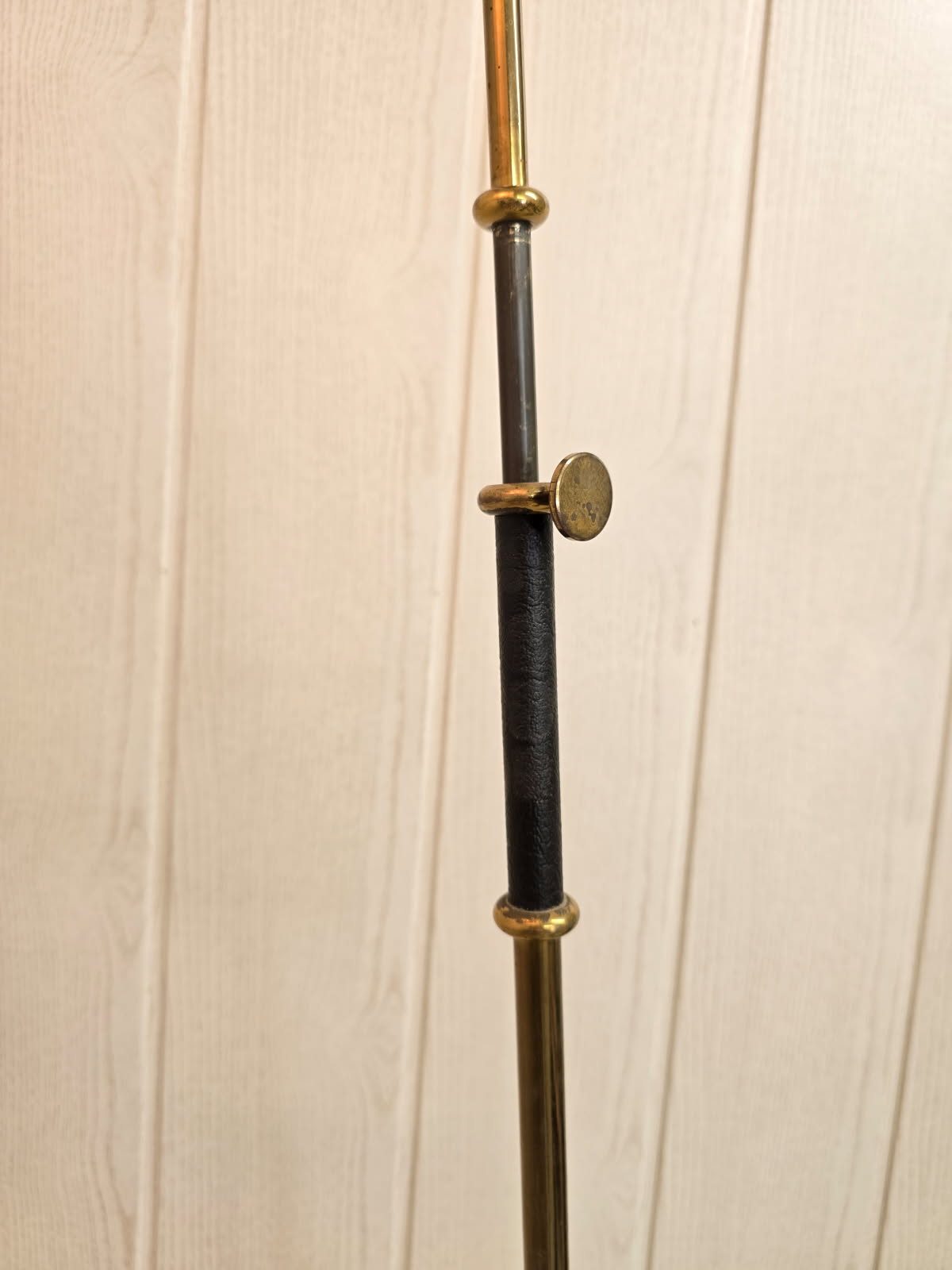 Lampadaire pendulaire Maison Lunel – Années 50 – Abat-jour en vessie de porc