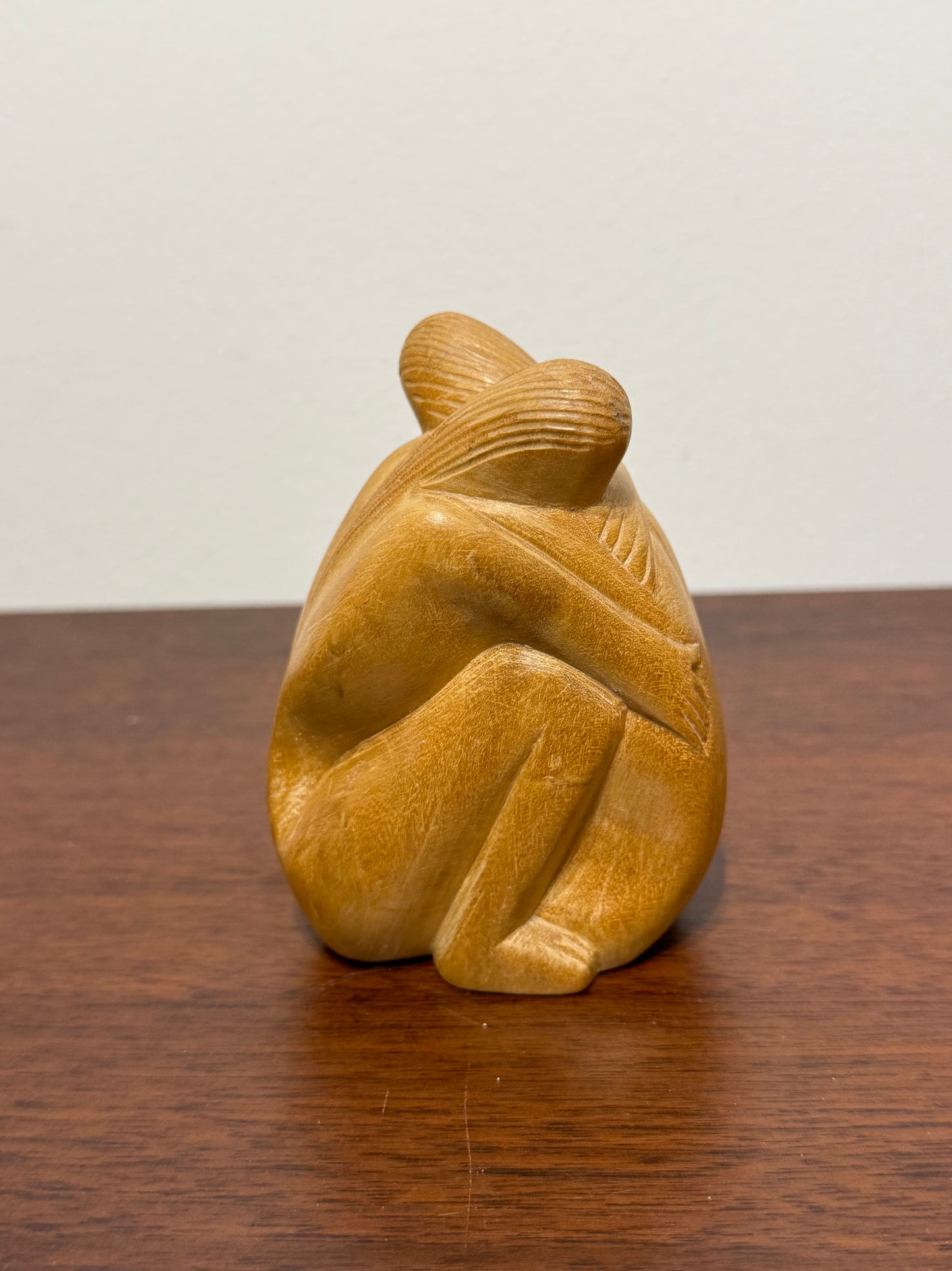 Sculpture “Le Câlin” – Art abstrait en bois sculpté