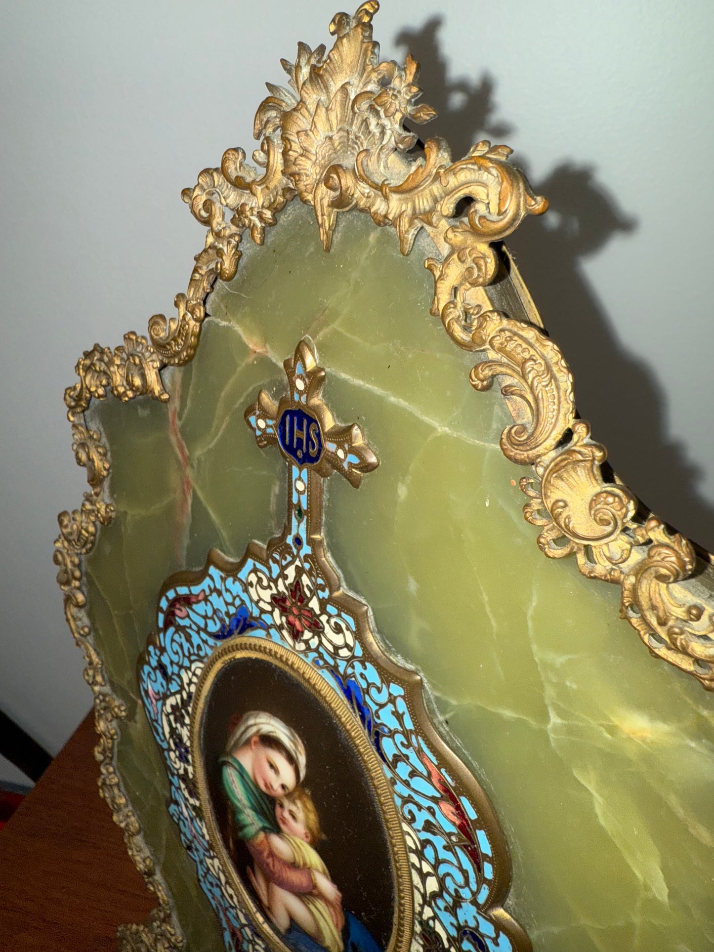 Bénitier ancien en onyx et bronze doré avec émail cloisonné et miniature peinte à la main