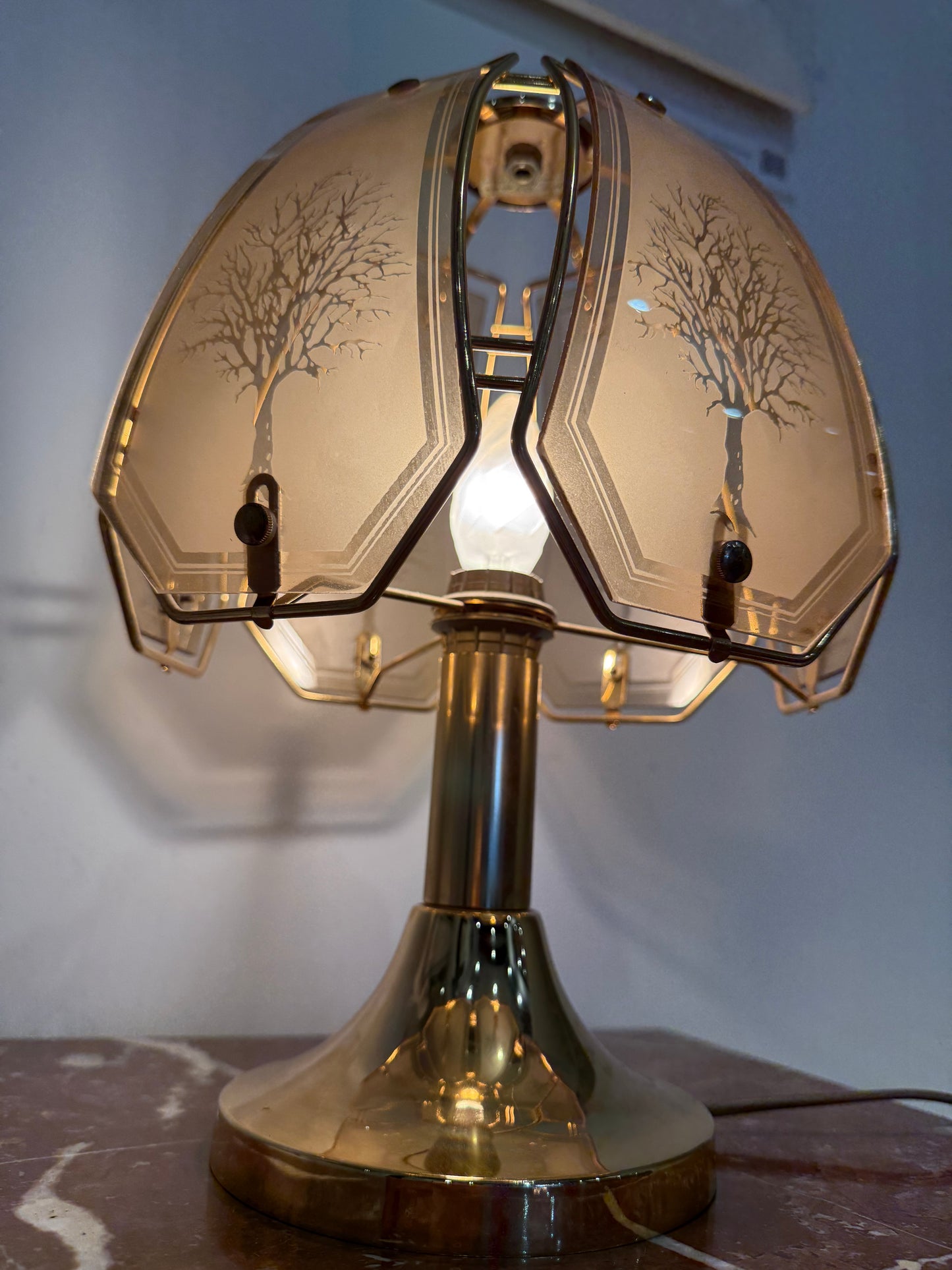 Lampe vintage en laiton et verre fumé gravé