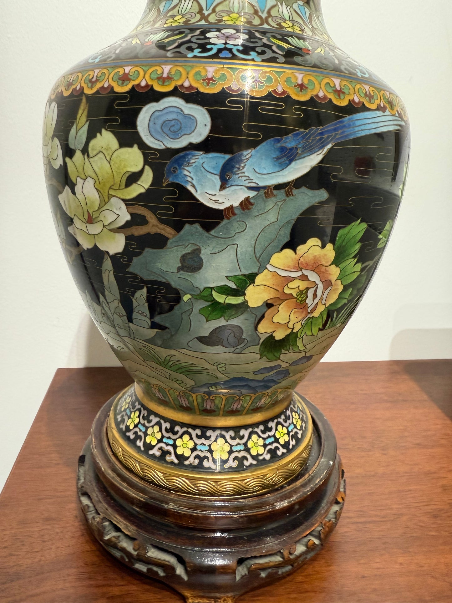 Vase cloisonné chinois sur socle en bois sculpté