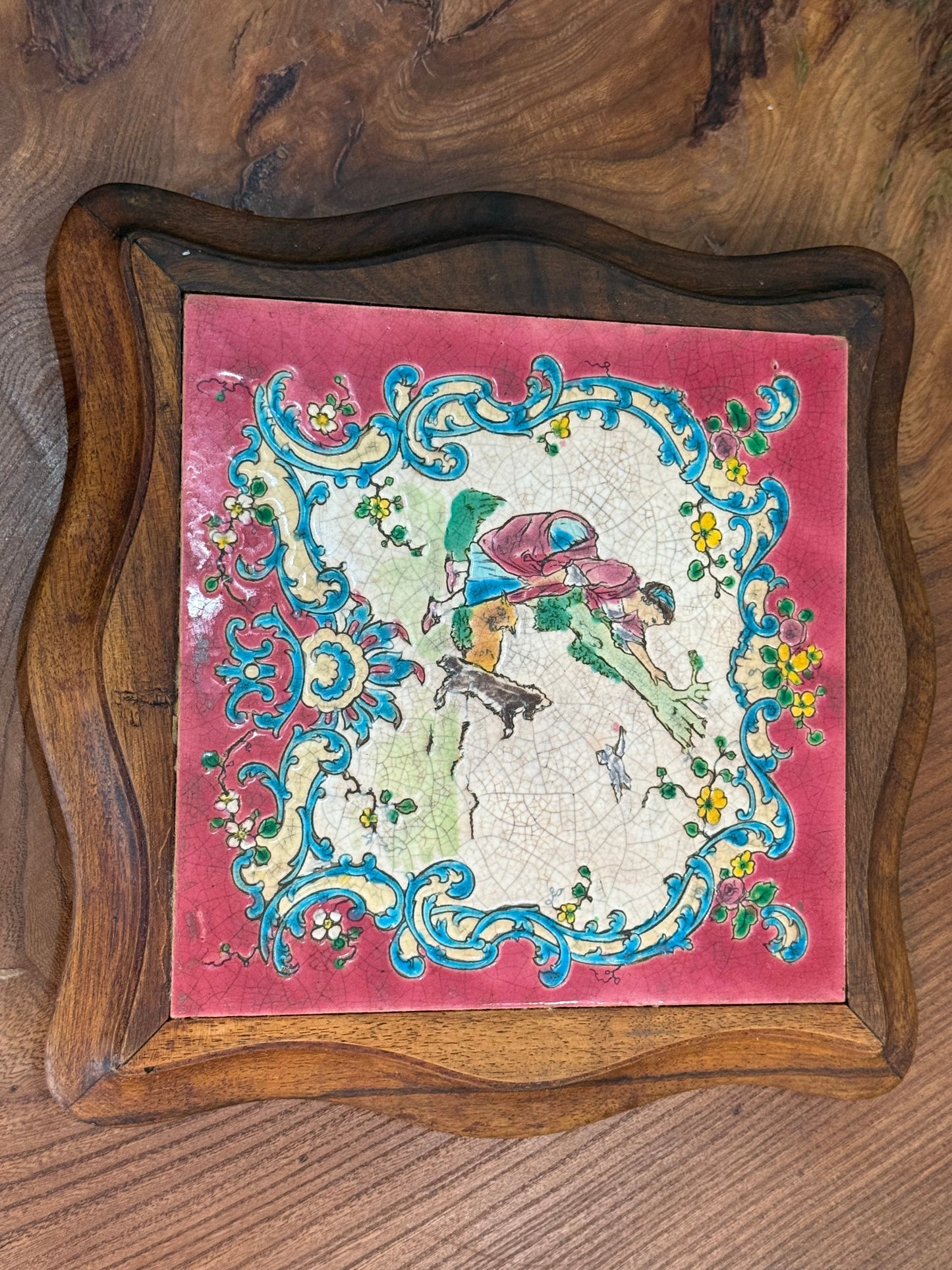 Dessous de plat ancien en faïence polychrome et bois sculpté – Décor pastoral