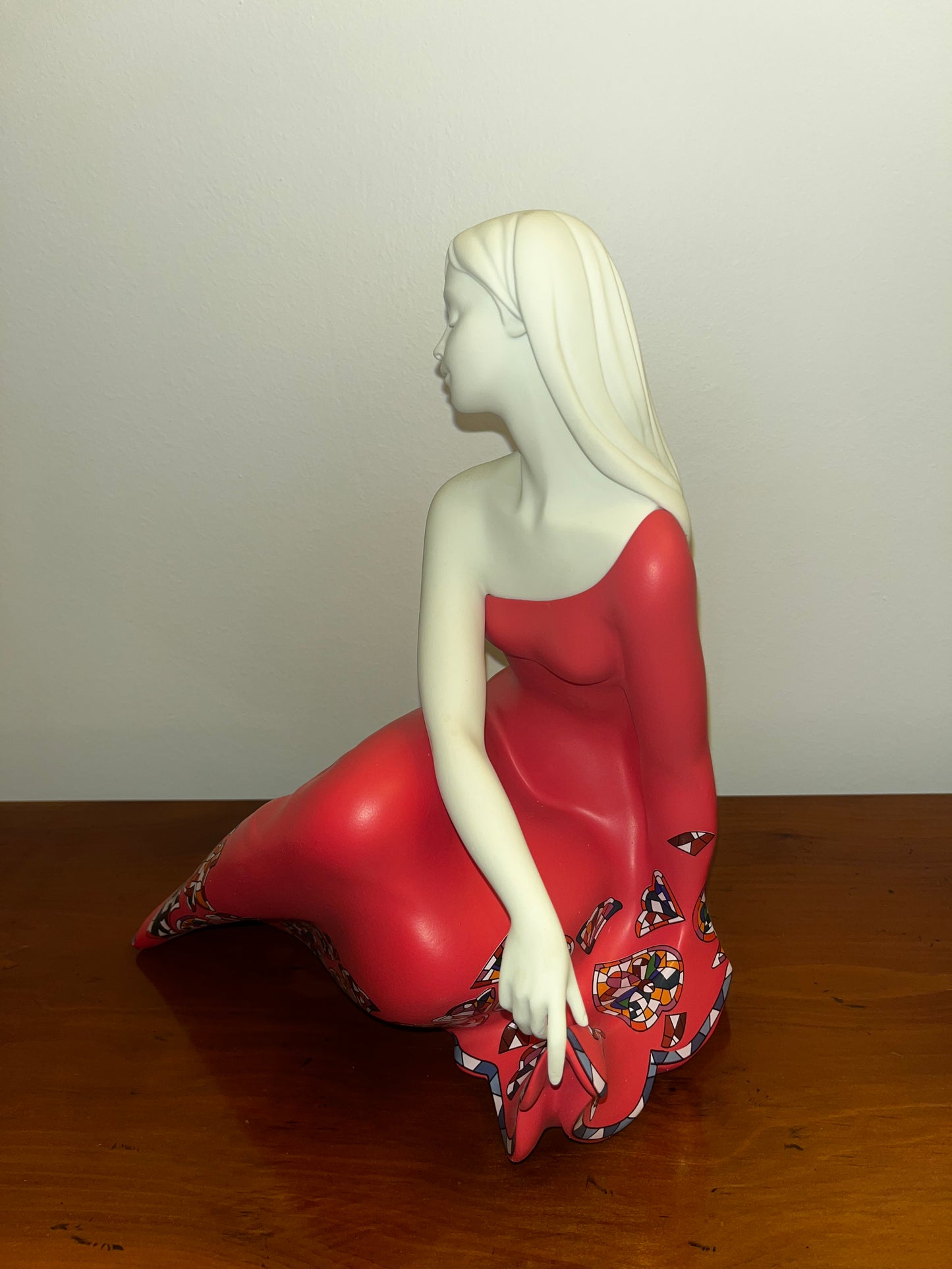 Femme serena rouge