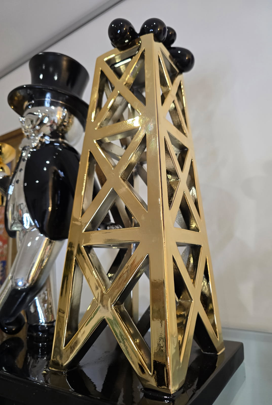 Sculpture de luxe- "Rich Oncle & Oil Tower" 42cm