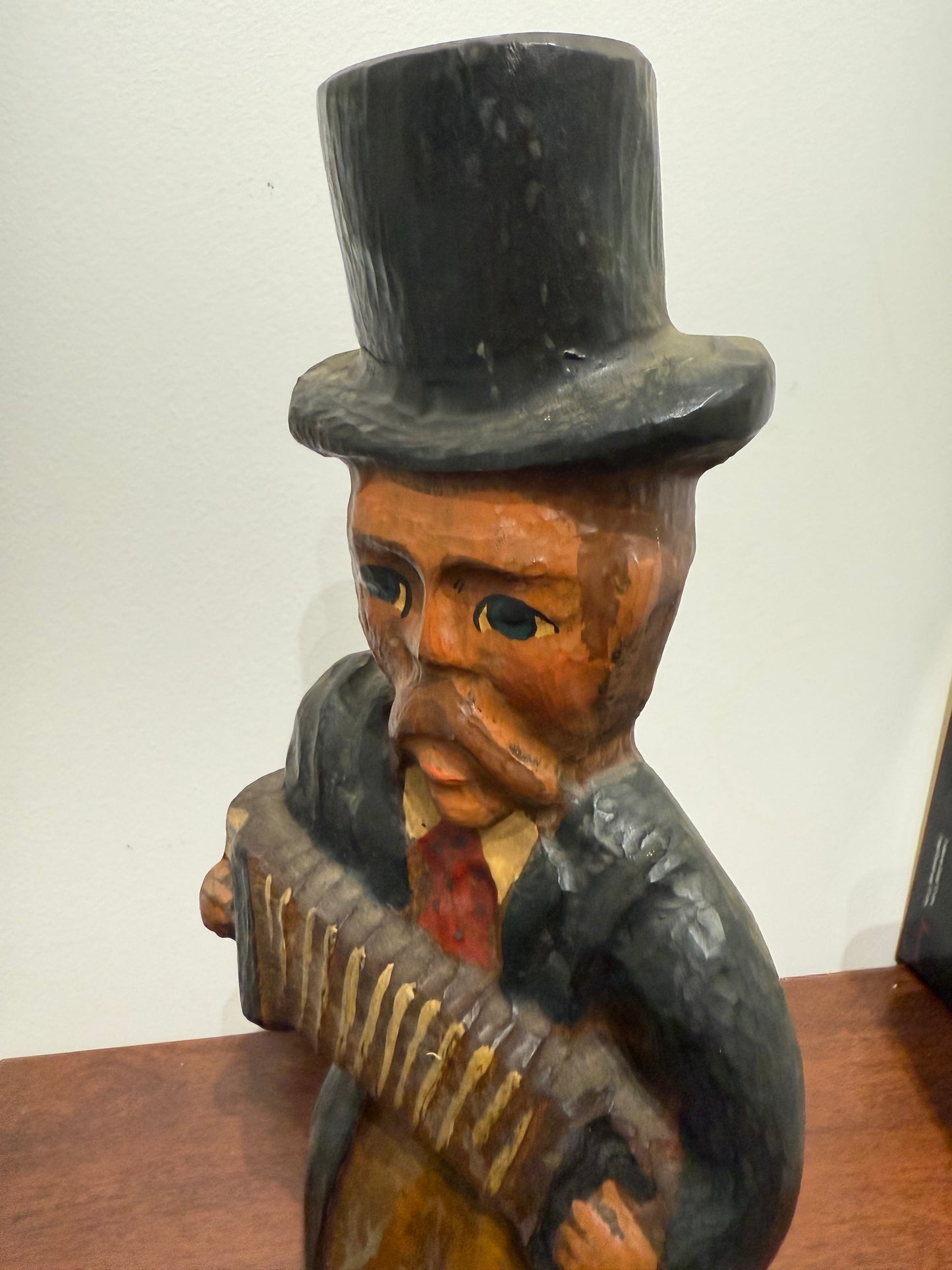 Sculpture en bois d’un musicien à l’accordéon – Art populaire vintage
